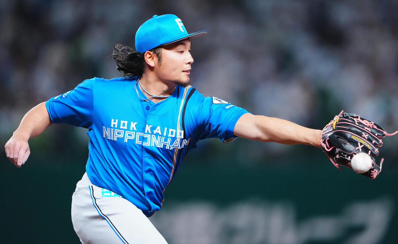西武対日本ハム　2回裏西武2死、石井一成を一ゴロもカバーに入った伊藤大海は捕球できず出塁を許す（撮影・垰建太）