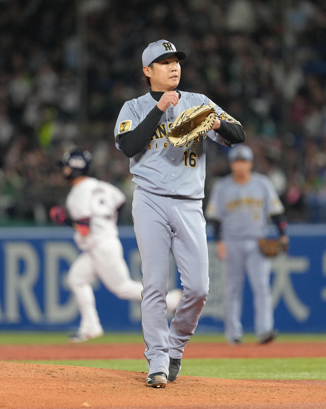ヤクルト対阪神　2回裏ヤクルト1死、内山壮真にソロ本塁打を浴びた西勇輝（撮影・足立雅史）