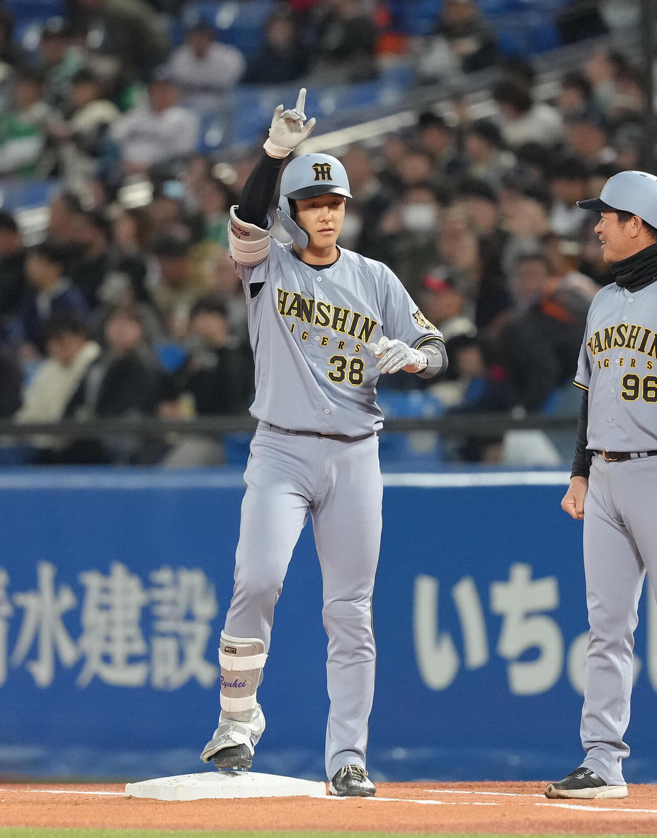 ヤクルト対阪神　1回表阪神1死二、三塁、小幡竜平は中前適時打を放ちベンチにポーズ（撮影・足立雅史）