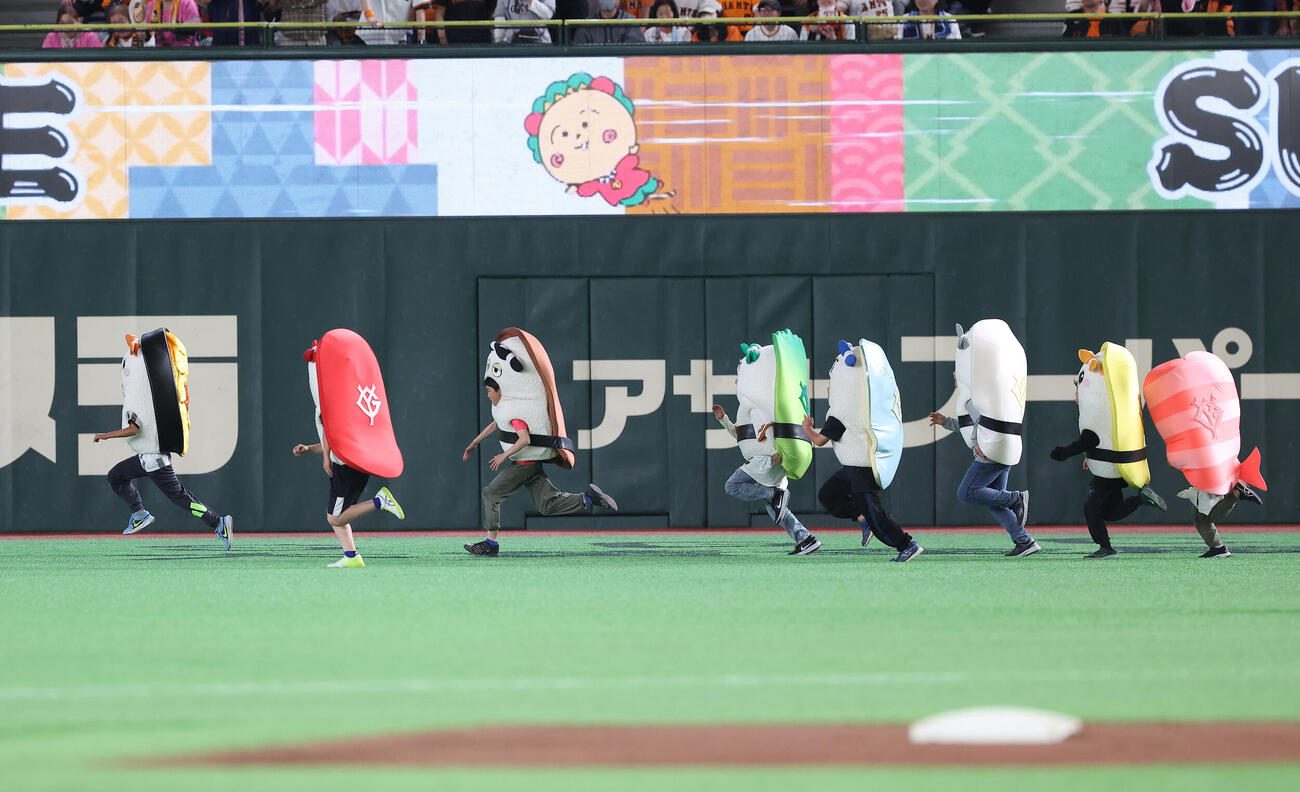巨人対広島　4回表終了後に行われる「すしレース」（撮影・河田真司）
