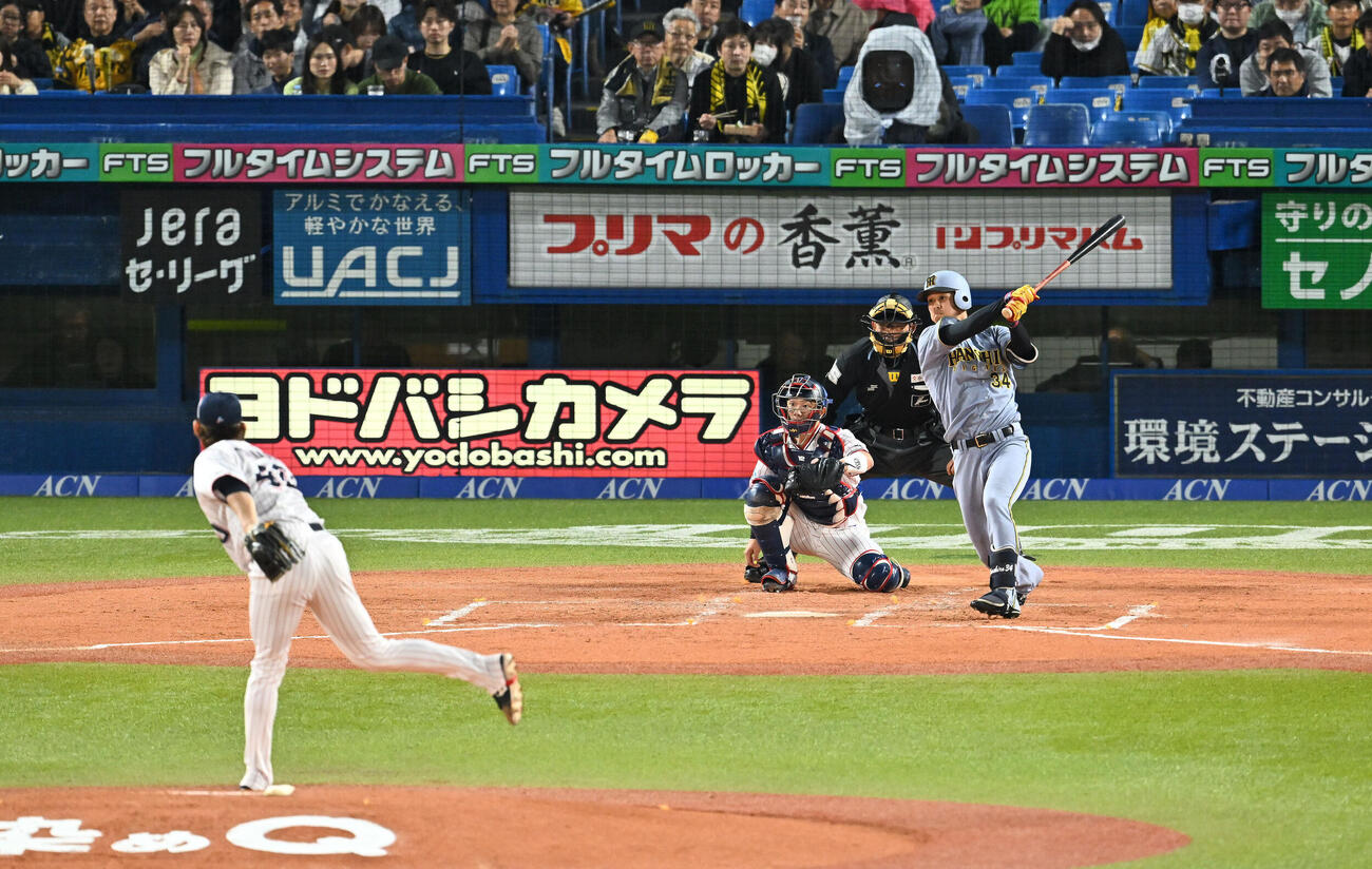 ヤクルト対阪神　2回表阪神2死、岡城快生は右前打を放つ。投手高梨裕稔（撮影・滝沢徹郎）