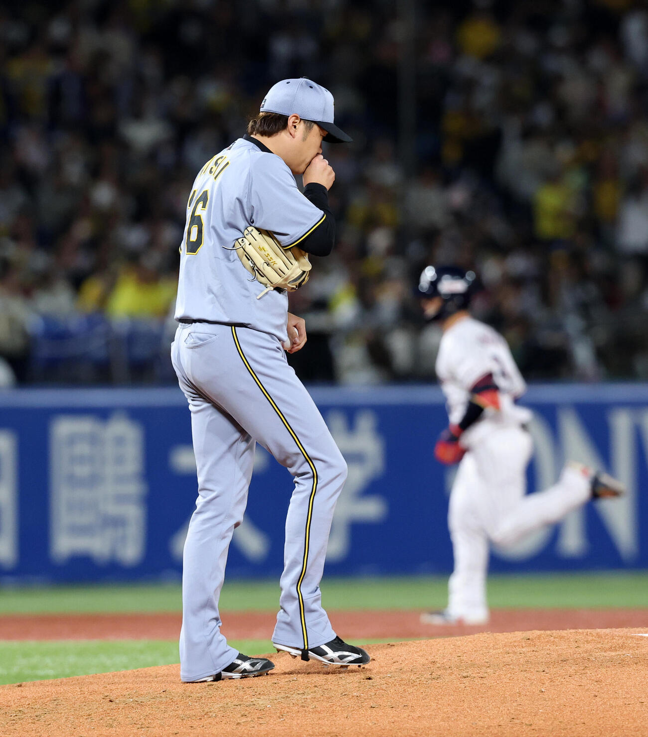 ヤクルト対阪神　2回裏ヤクルト1死、内山壮真（後方）にソロ本塁打を許した西勇輝（撮影・浅見桂子）