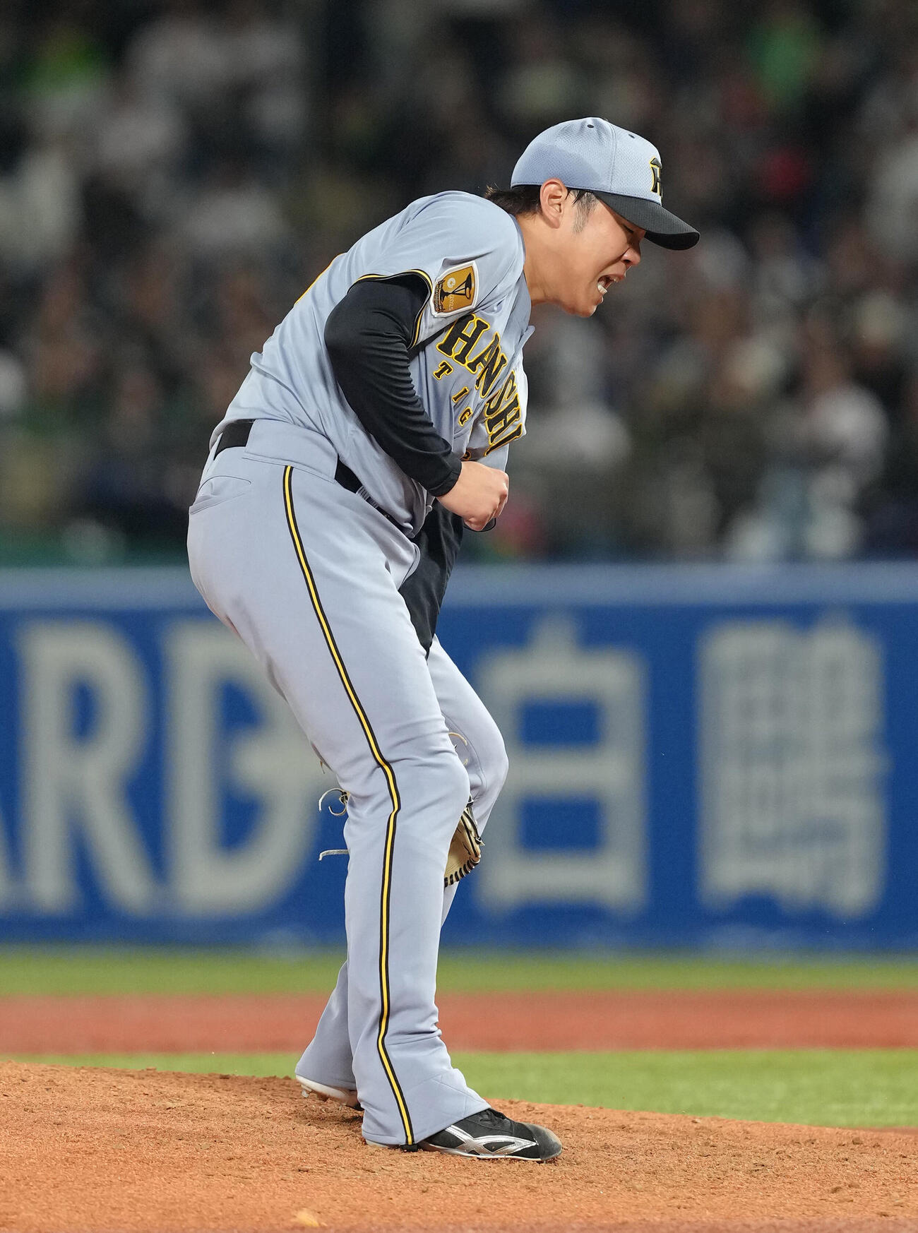 ヤクルト対阪神　4回裏ヤクルト無死、古賀優大に内野安打を浴びる西勇輝（撮影・足立雅史）