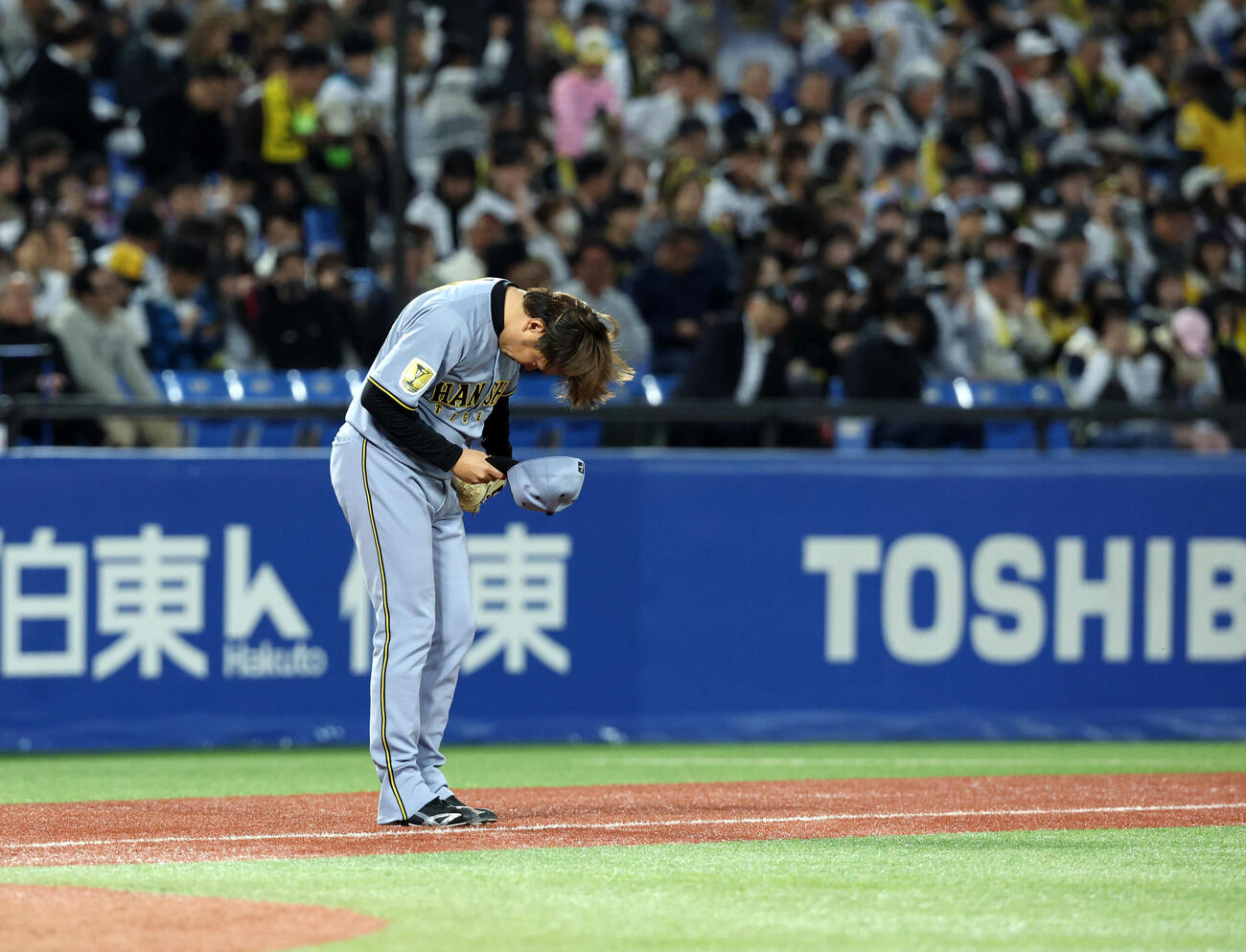 ヤクルト対阪神　1回裏ヤクルトの攻撃でマウンドに向かう西勇輝は一礼する（撮影・浅見桂子）