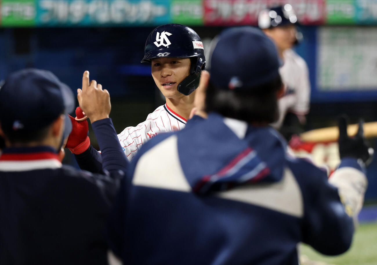 ヤクルト対阪神　2回裏ヤクルト1死、内山壮真はソロ本塁打を放ちナインとハイタッチ（撮影・浅見桂子）