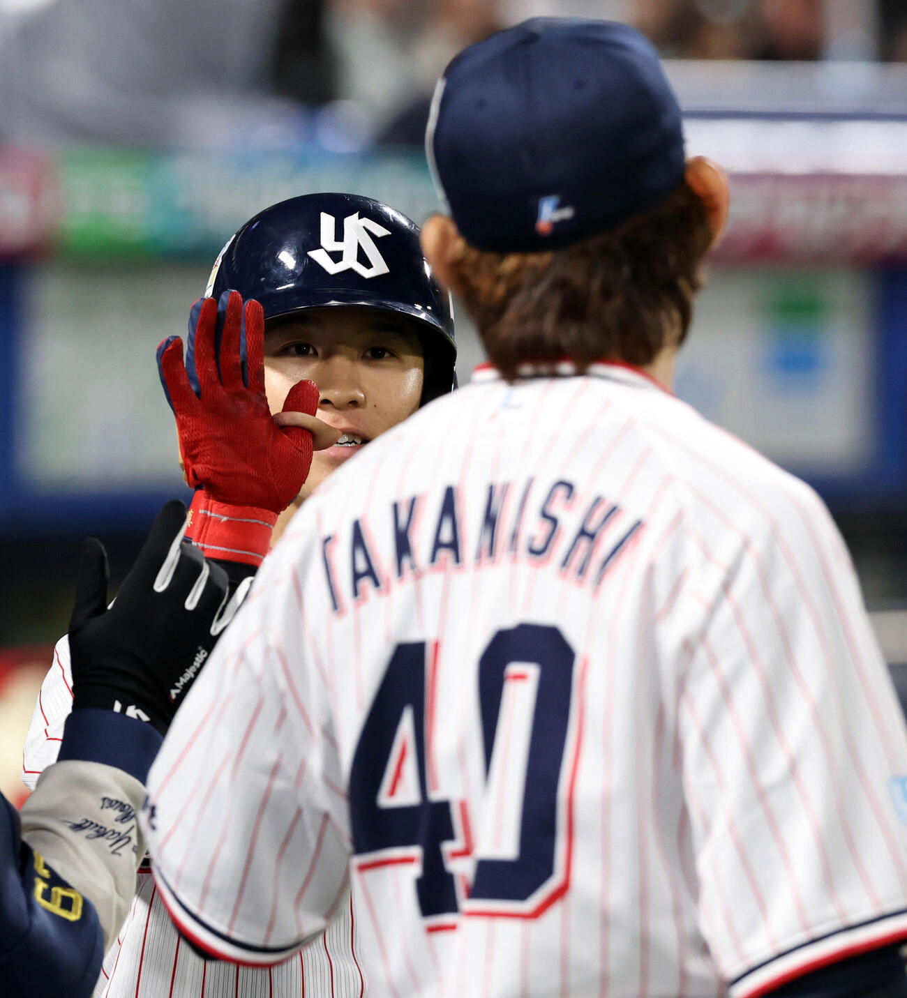 ヤクルト対阪神　2回裏ヤクルト1死、内山壮真はソロ本塁打を放ちナインとハイタッチ（撮影・浅見桂子）
