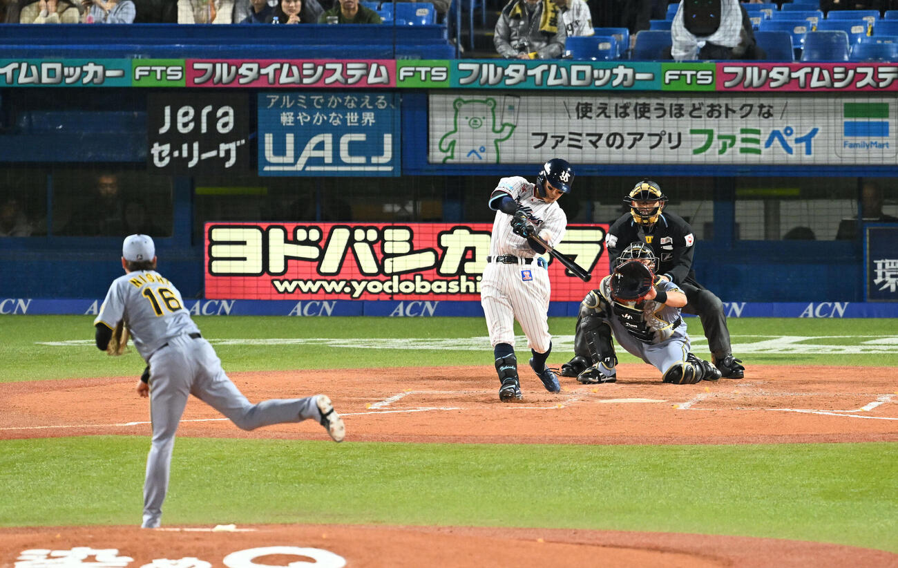 ヤクルト対阪神　2回裏ヤクルト1死、武岡龍世は右越えソロ本塁打を放つ。投手西勇輝（撮影・滝沢徹郎）