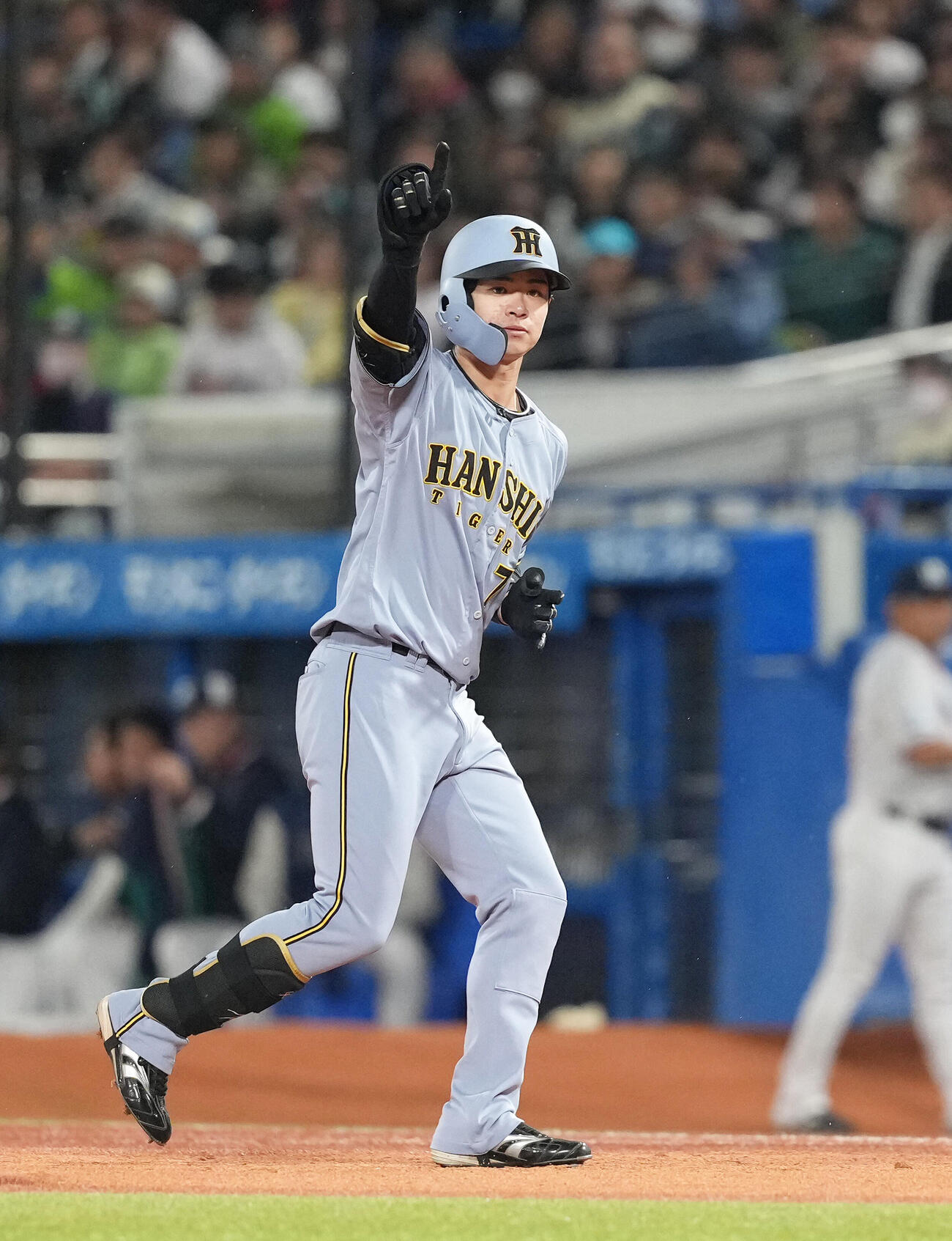 ヤクルト対阪神　6回表阪神1死二塁、代打中野拓夢は右前適時打を放ちベンチにポーズ（撮影・足立雅史）