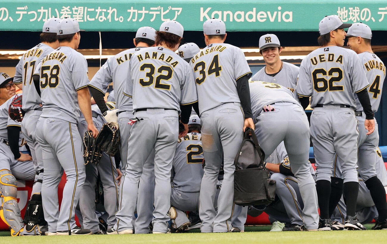 ヤクルト対阪神　円陣で笑顔の中野拓夢（右から3人目）（撮影・浅見桂子）