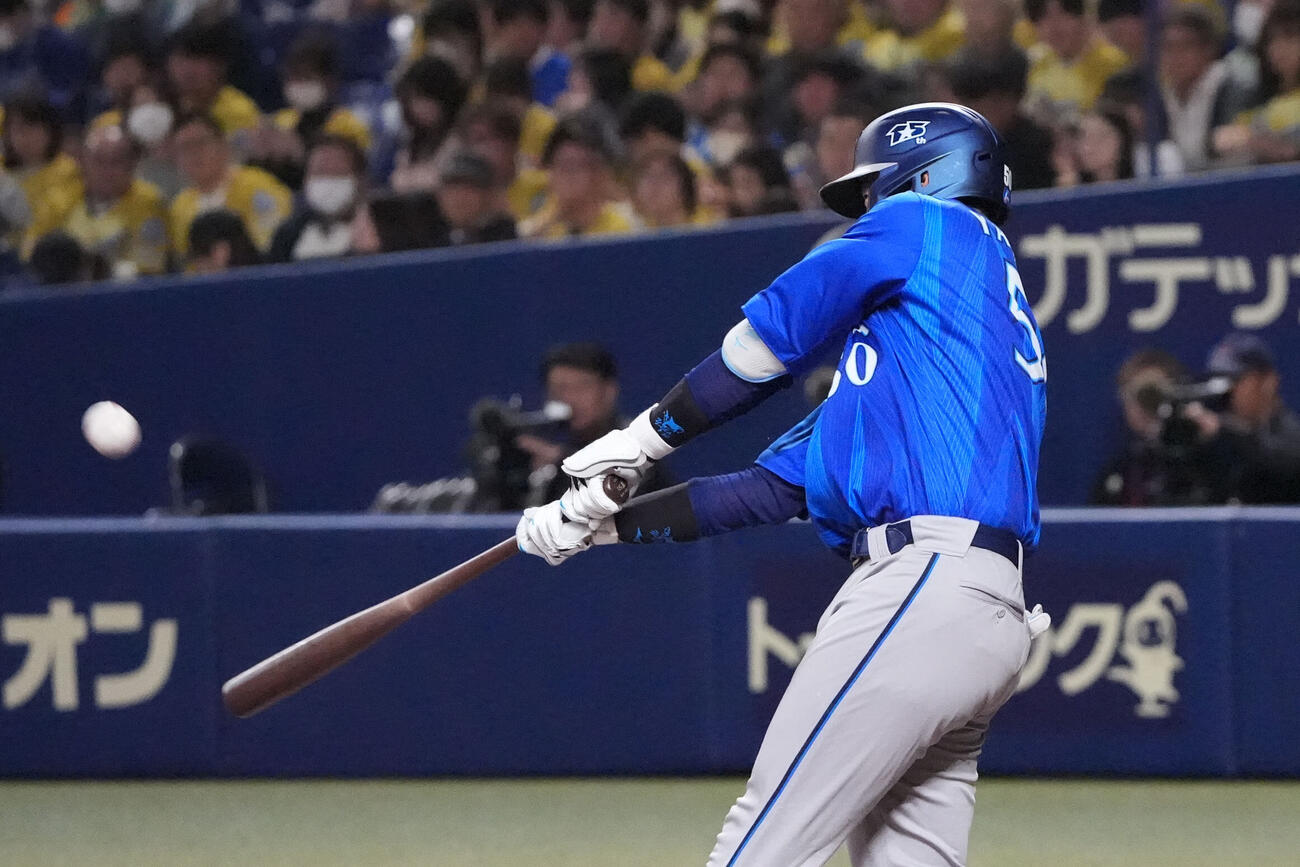 中日対DeNA 5回表DeNA無死、ソロ本塁打を放つ山本祐大（撮影・森本幸一）