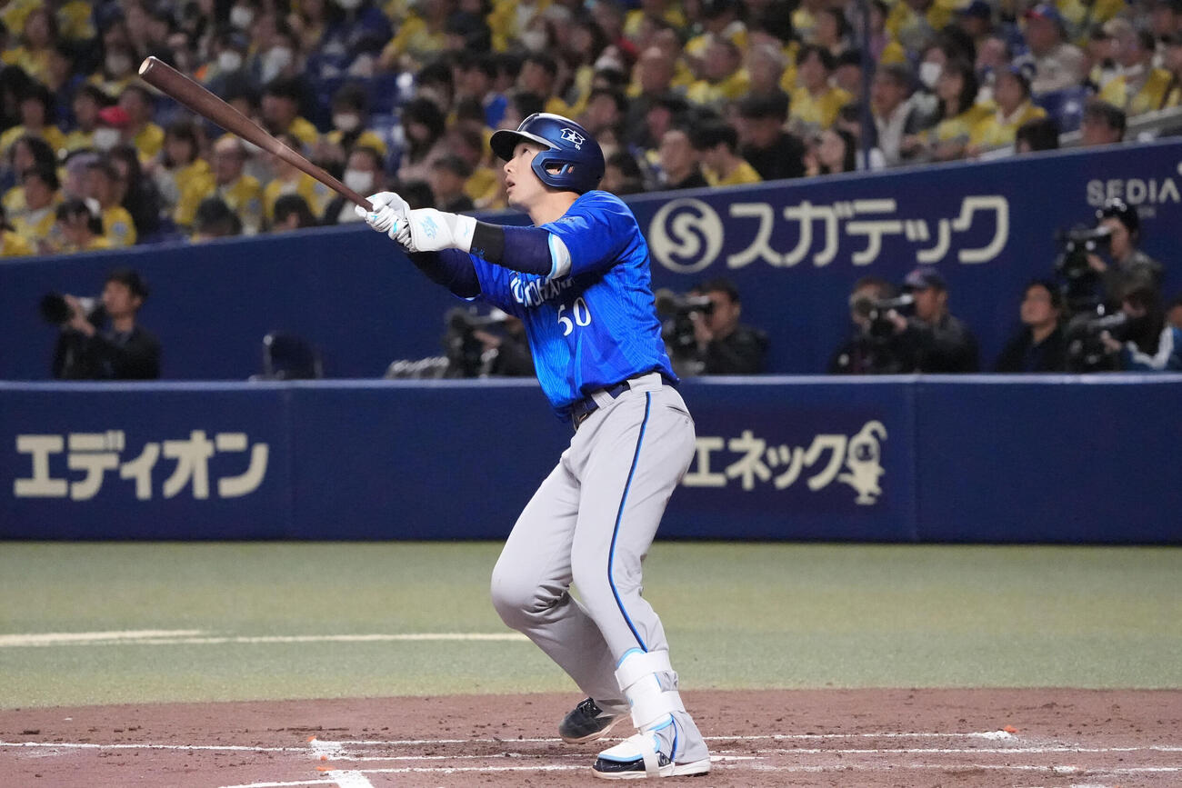 中日対DeNA 5回表DeNA無死、ソロ本塁打を放つ山本祐大（撮影・森本幸一）