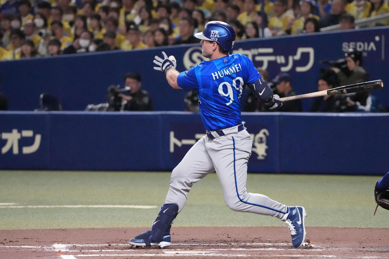 中日対DeNA 7回表DeNA1死二、三塁、2点適時打を放つクーパー・ヒュンメル（撮影・森本幸一）