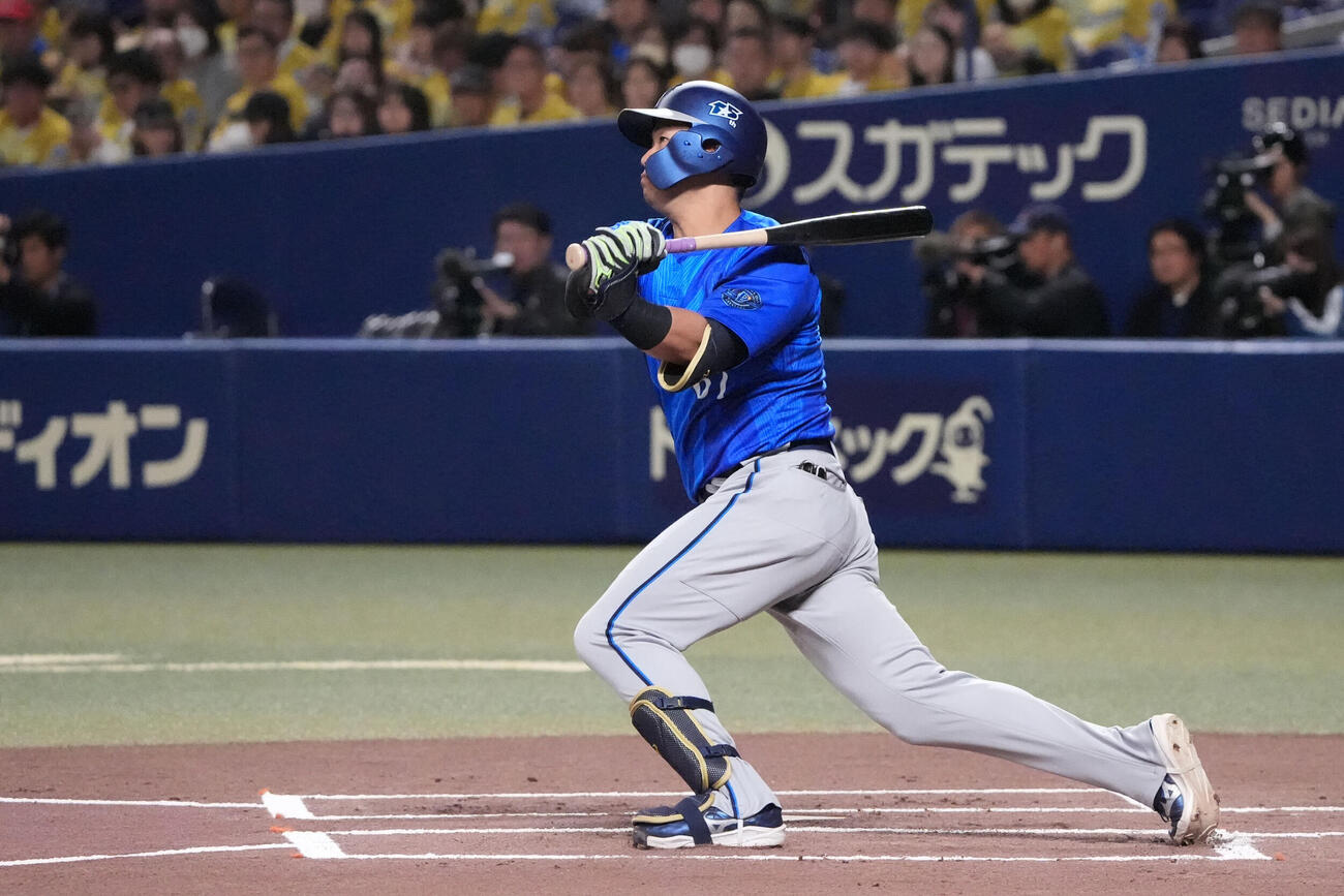 中日対DeNA 1回表DeNA1死、安打を放つ蝦名達夫（撮影・森本幸一）