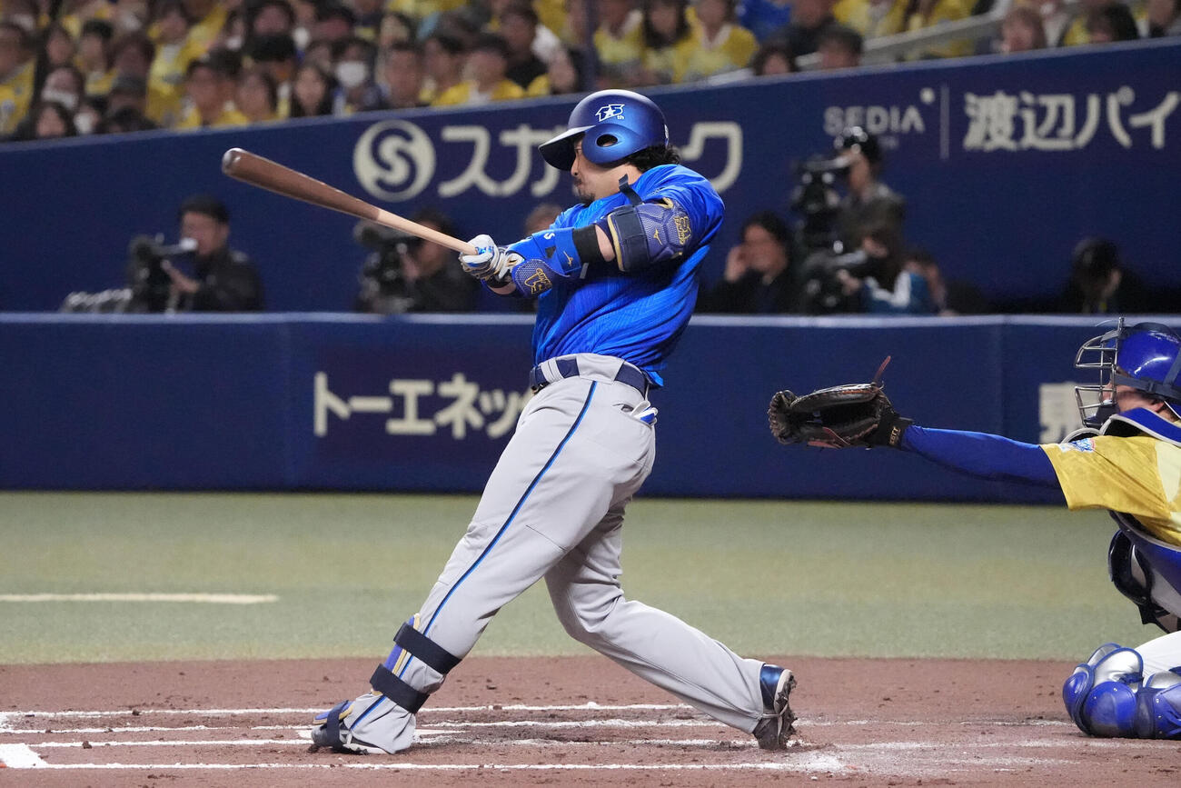 中日対DeNA 7回表DeNA1死、安打を放つ宮崎敏郎（撮影・森本幸一）