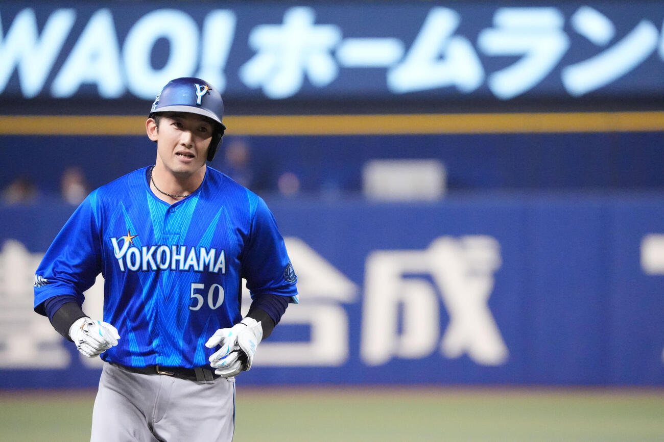中日対DeNA 5回表DeNA無死、ソロ本塁打を放ちダイヤモンドを回る山本祐大（撮影・森本幸一）