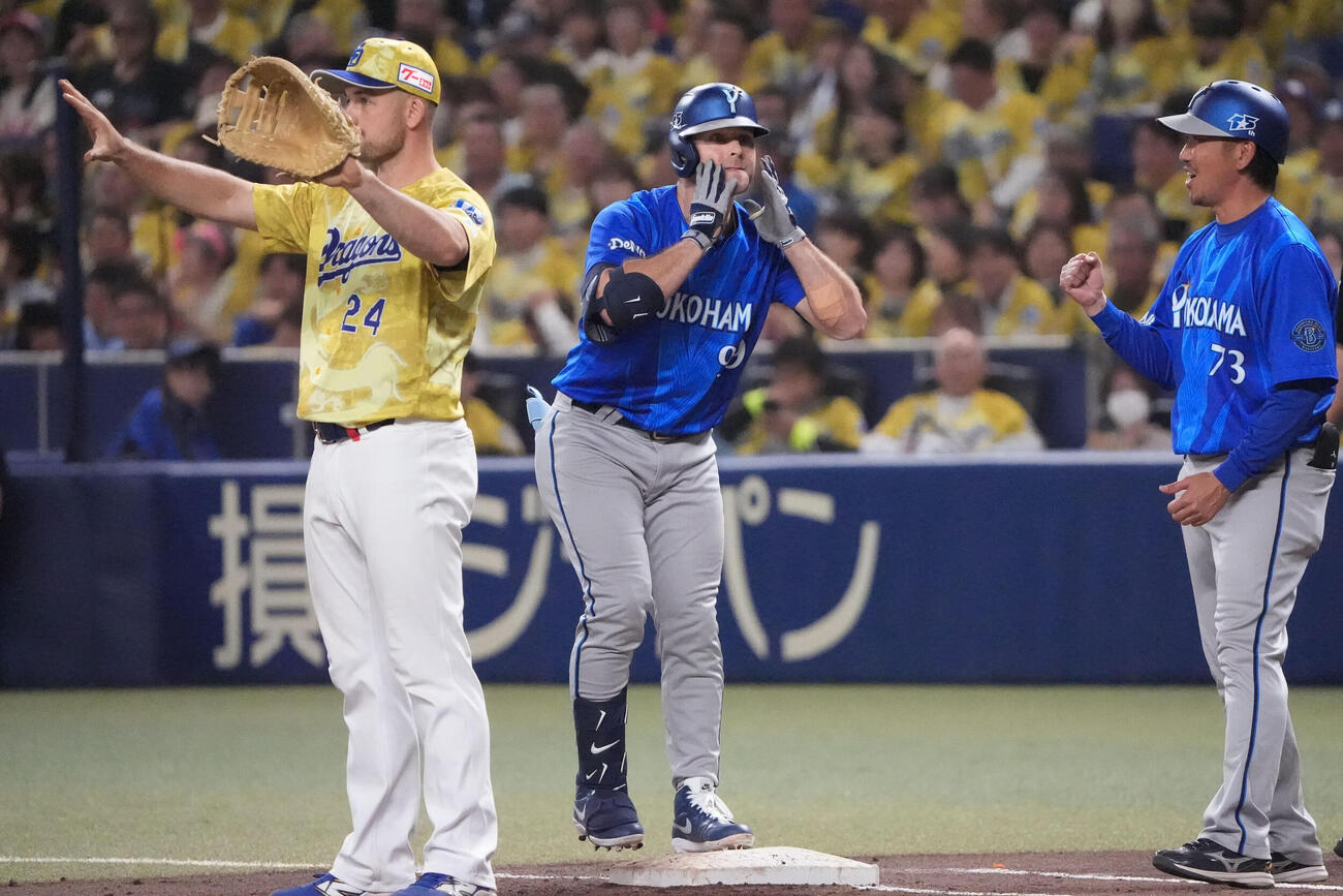 中日対DeNA 7回表DeNA1死二、三塁、クーパー・ヒュンメル（中央）は2点適時打を放ちベンチへ向かってアピールする（撮影・森本幸一）