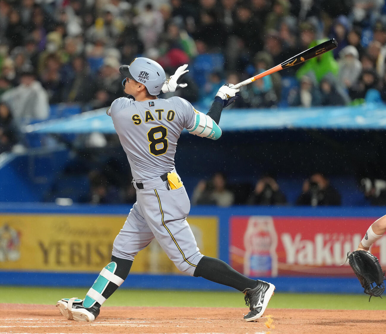 ヤクルト対阪神　7回表阪神1死、佐藤輝明は右越え本塁打を放つ（撮影・足立雅史）