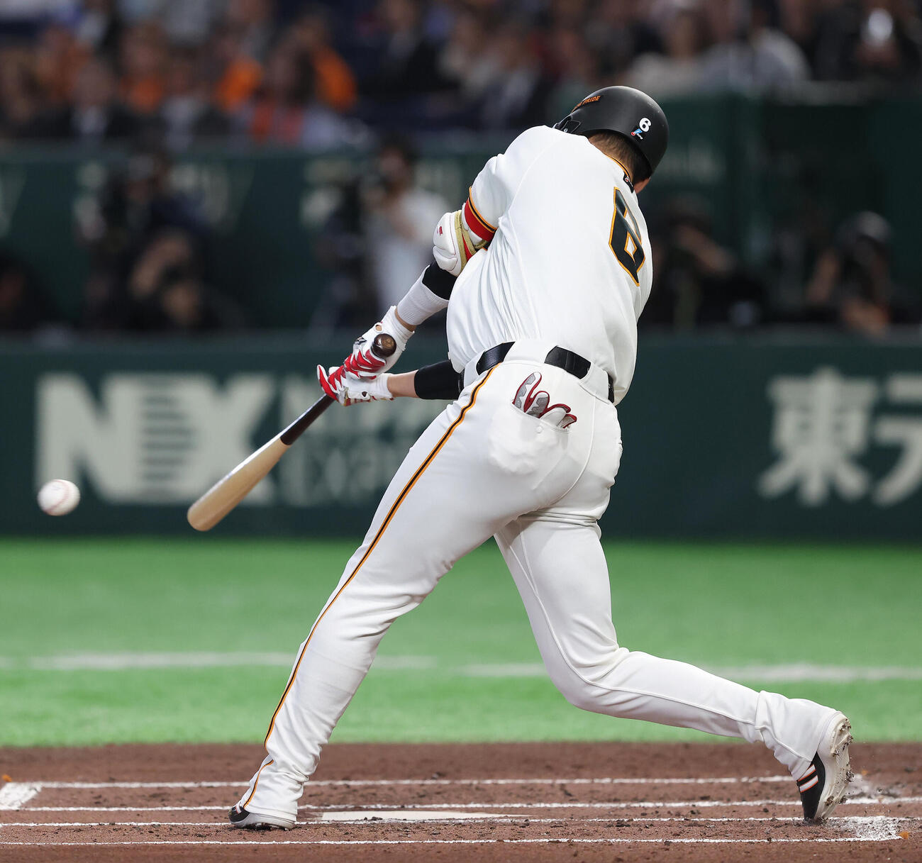 巨人対広島　2回裏巨人1死二塁、左前打を放つ坂本勇人（撮影・河田真司）