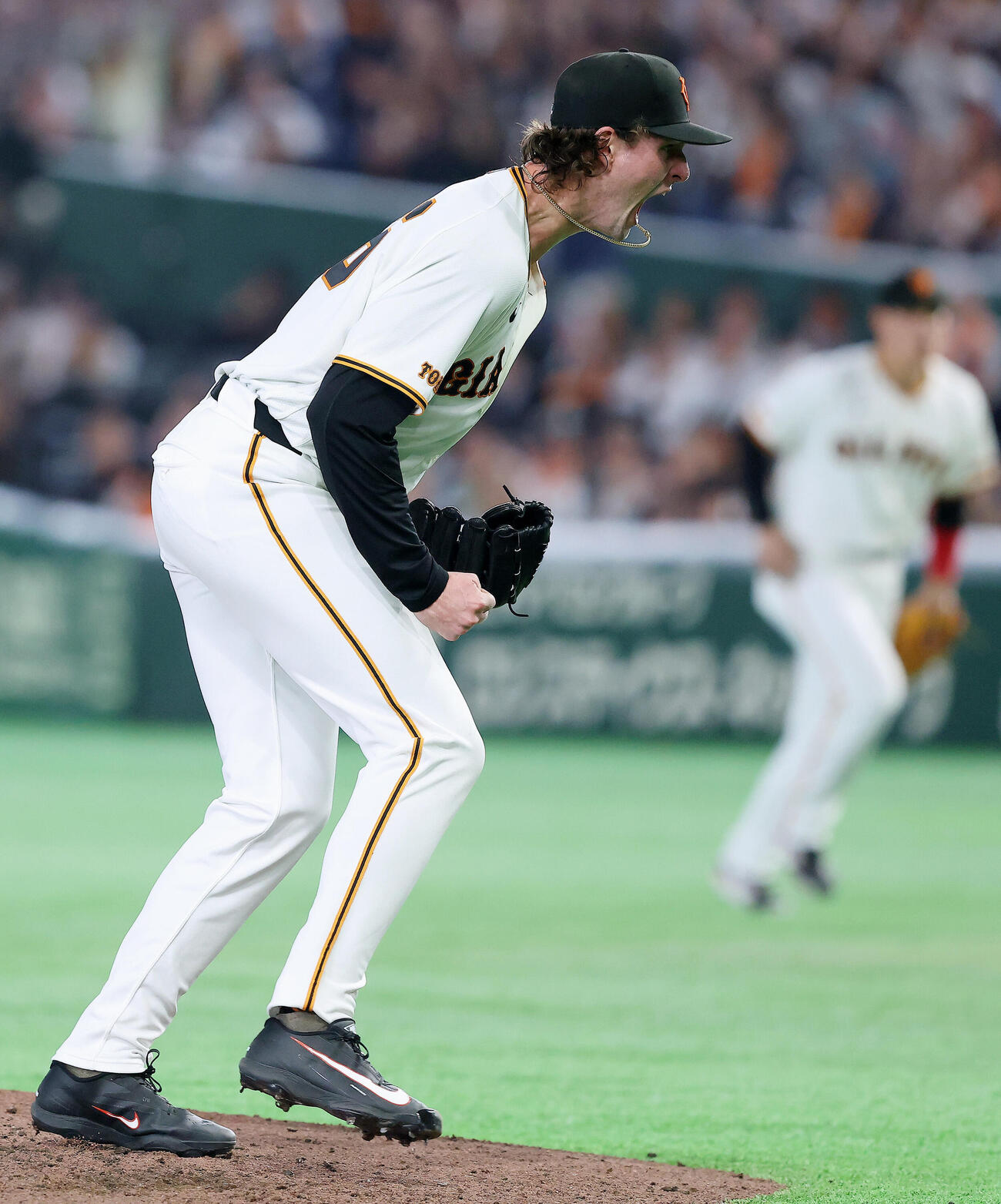 巨人対広島　5回表を抑え雄たけびを上げるウィットリー（撮影・河田真司）