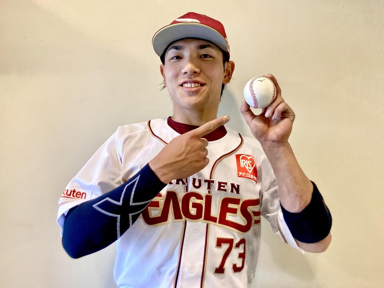 ファーム・リーグ楽天対巨人　ホームランボールを片手に笑顔の楽天小森航大郎内野手