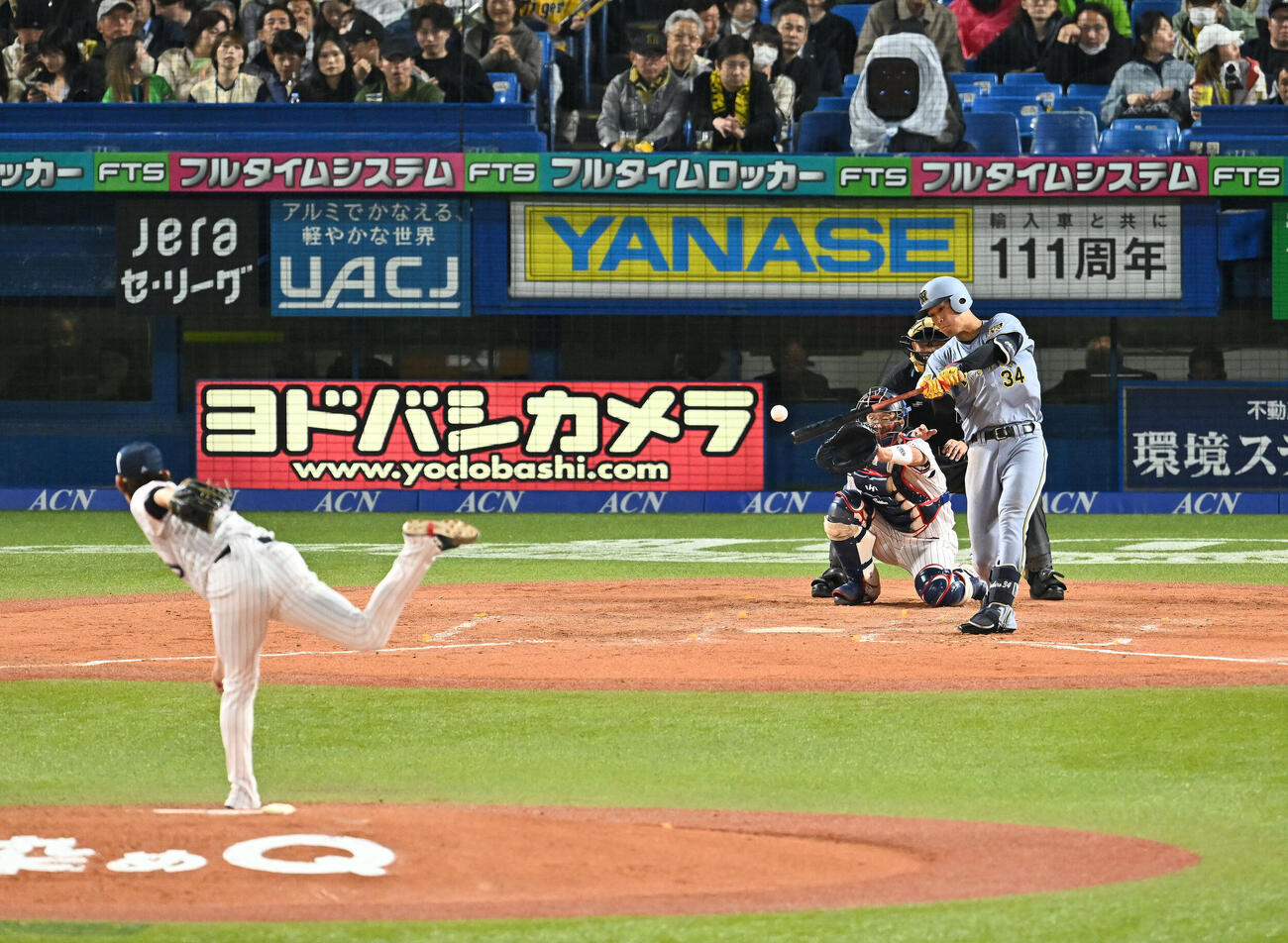 ヤクルト対阪神　5回表阪神無死、岡城快生は中前打を放つ。投手高梨裕稔（撮影・滝沢徹郎）