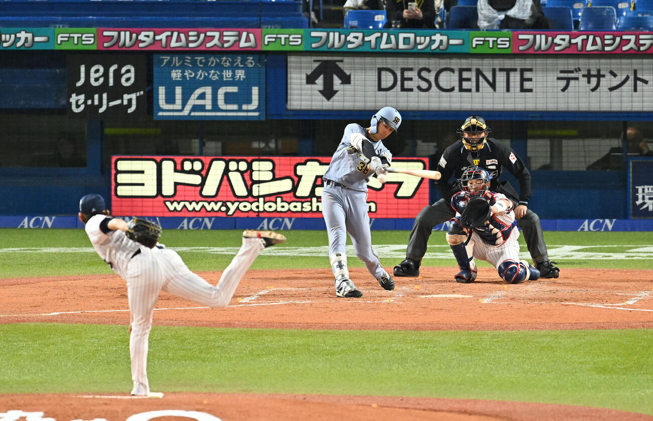 ヤクルト対阪神　3回表阪神2死、小幡竜平は二塁打を放つ。投手高梨裕稔（撮影・滝沢徹郎）