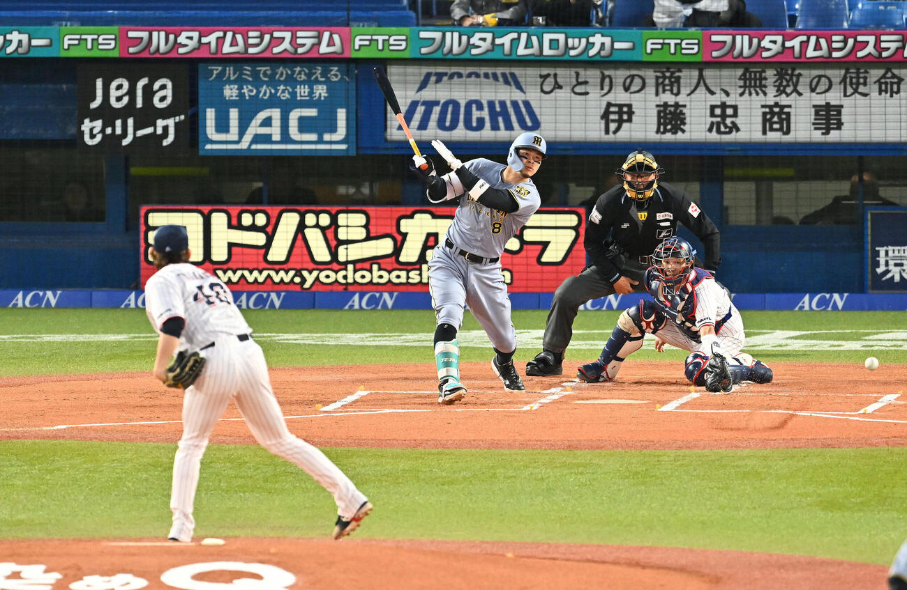 ヤクルト対阪神　1回表阪神1死一、二塁、佐藤輝明は遊撃内野安打を放つ。投手高梨裕稔（撮影・滝沢徹郎）