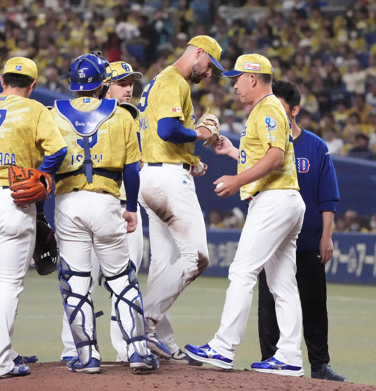 中日対DeNA 7回表DeNA1死一、二塁、カイル・マラー（右から2人目）はマウンドを降りる（撮影・森本幸一）