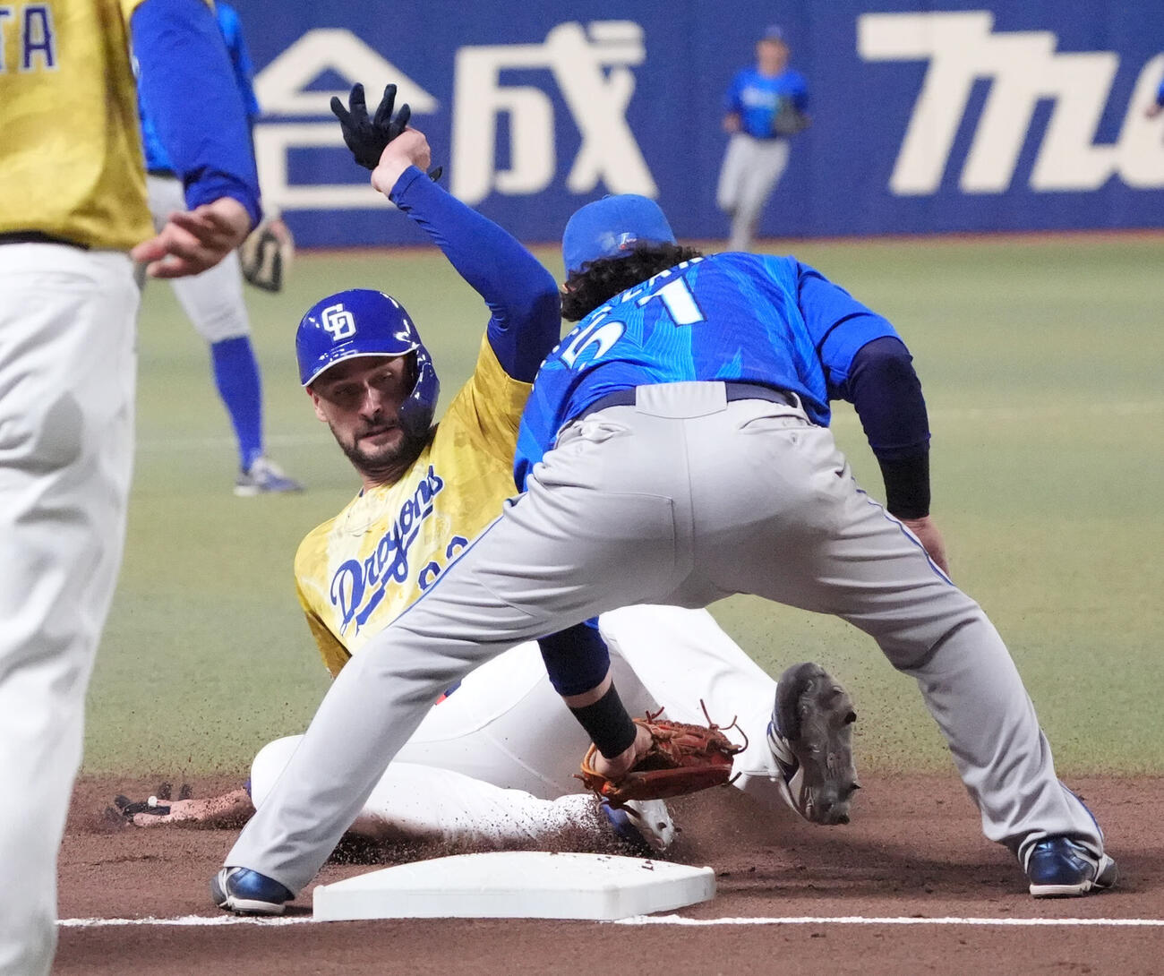 中日対DeNA 5回裏中日2死一塁、福永裕基の安打で三塁を狙うもアウトのカイル・マラー（左）ベースカバーは宮崎敏郎（撮影・森本幸一）