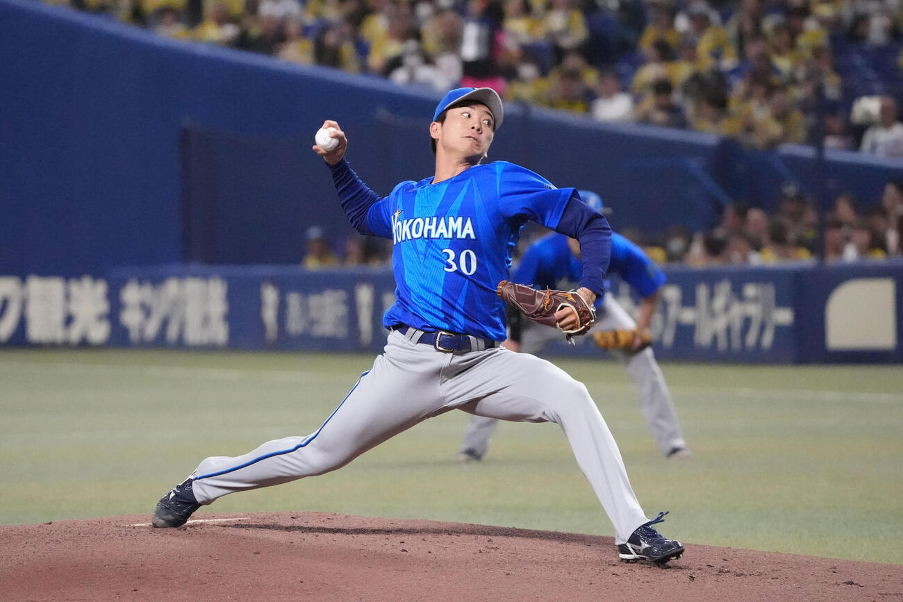 中日対DeNA 1回裏、登板するDeNA先発の篠木健太郎（撮影・森本幸一）