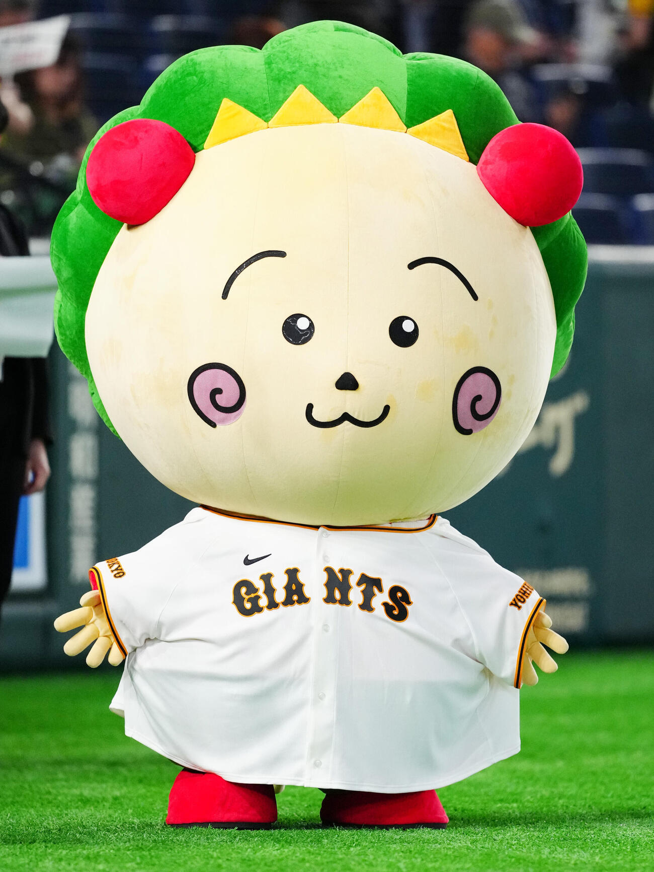 巨人対広島　試合前、巨人のユニホームを着て登場したコジコジ（撮影・江口和貴）