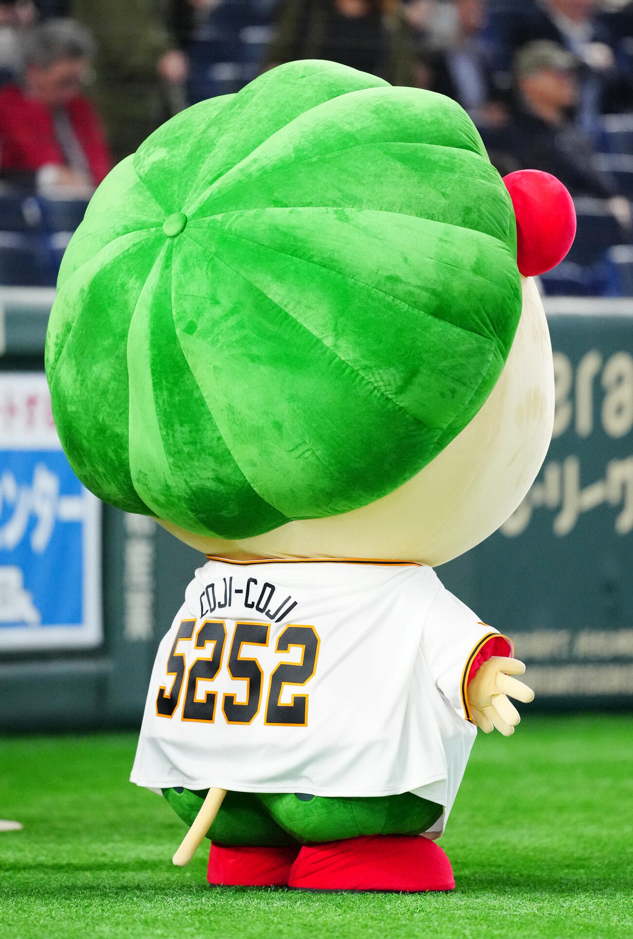 巨人対広島　試合前、登場したコジコジの背番号は「5252」（撮影・江口和貴）