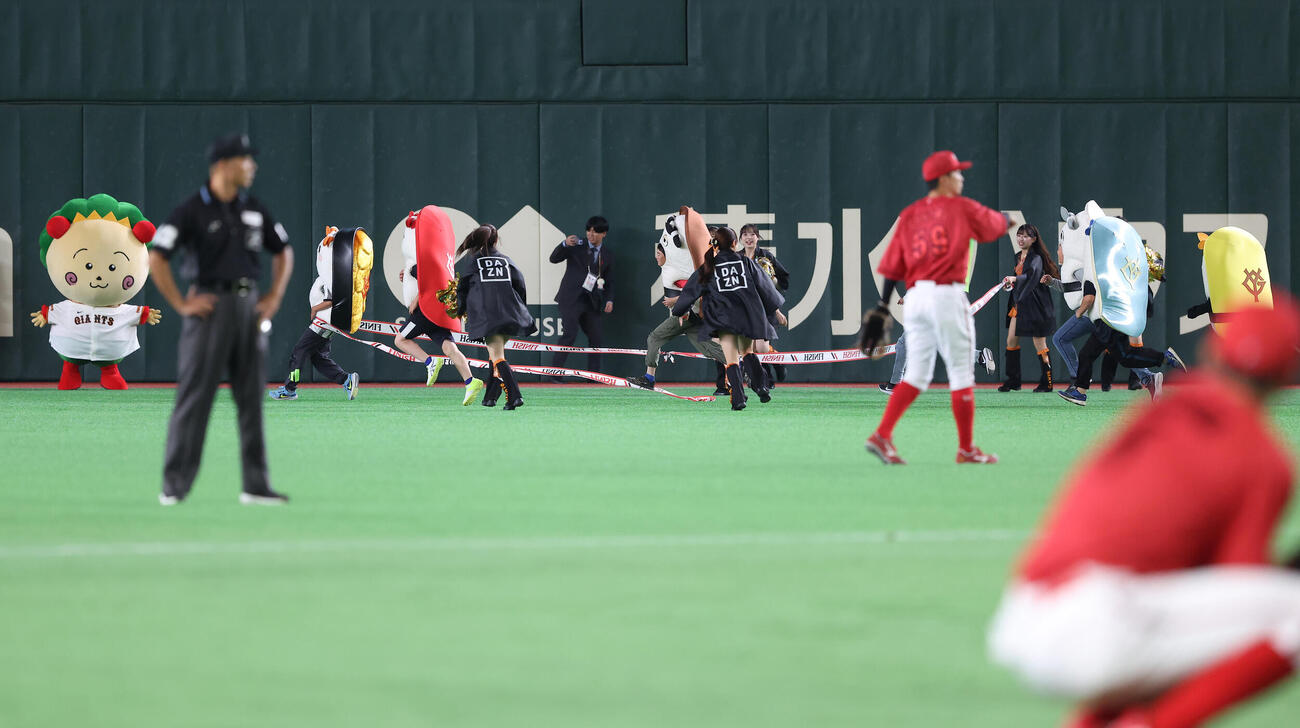 巨人対広島　4回表終了後に行われる「すしレース」はウニが1着。左はコジコジ（撮影・河田真司）