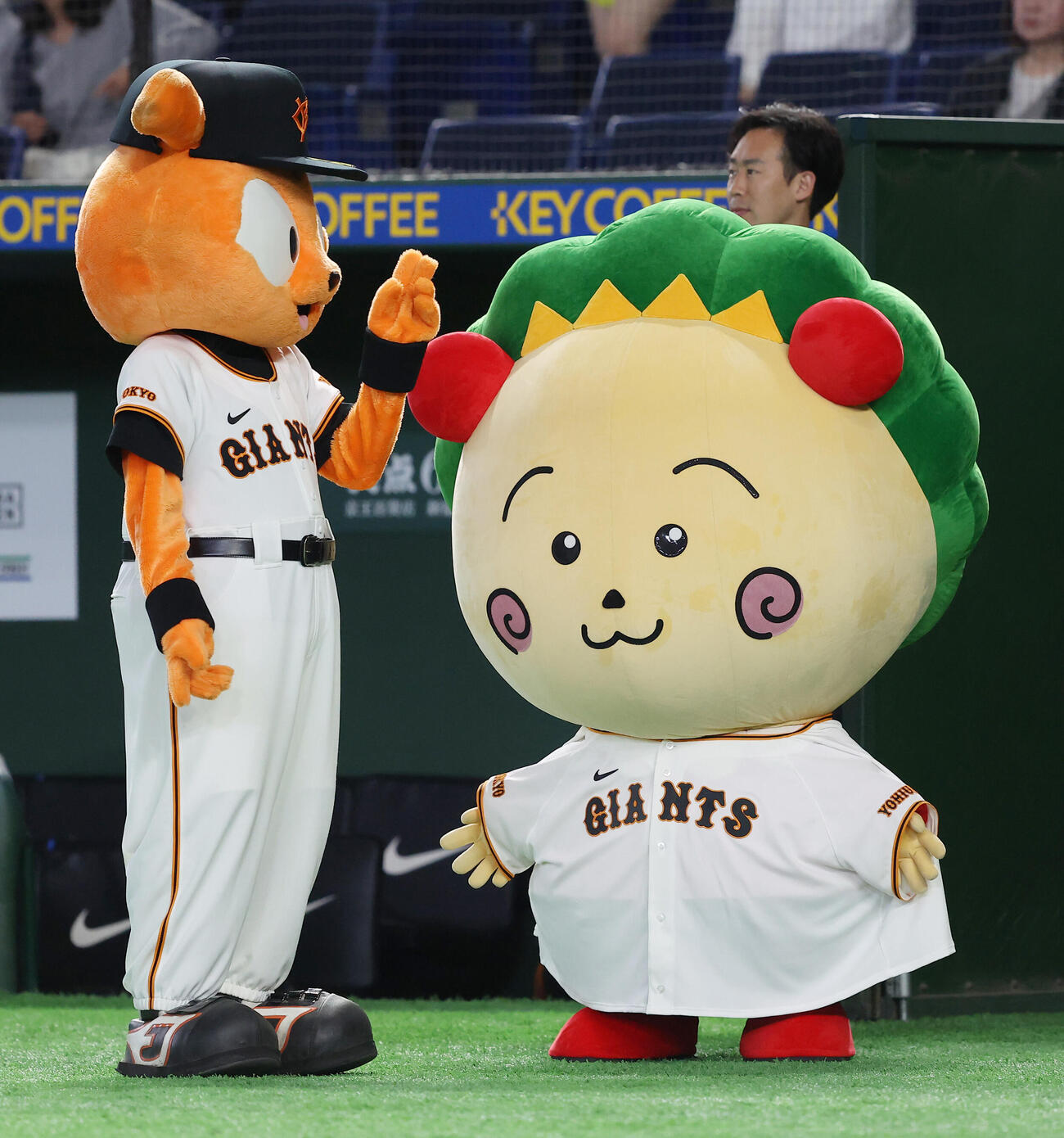 巨人対広島　開始前、グラウンドに登場するコジコジ（撮影・河田真司）