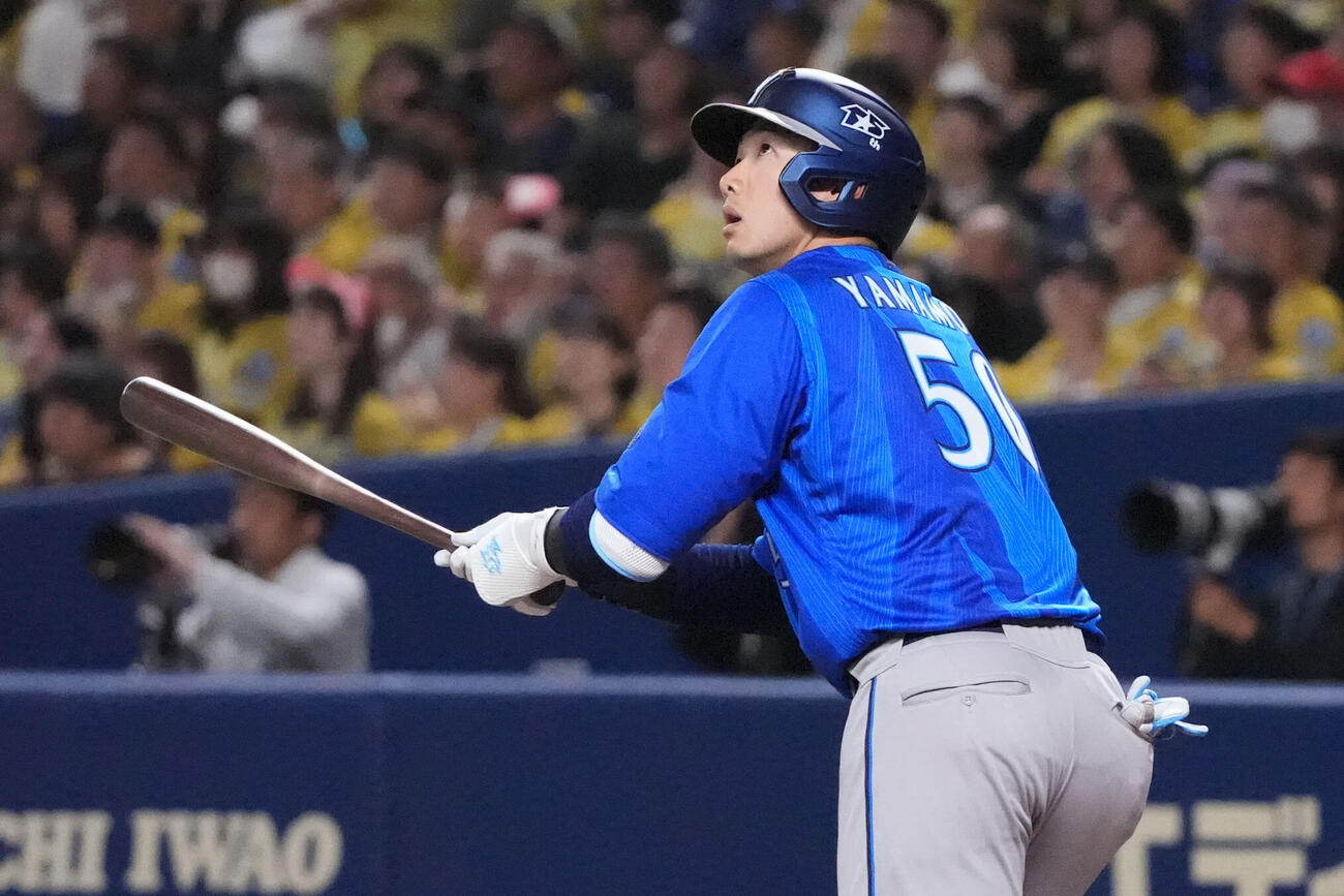 中日対DeNA 5回表DeNA無死、ソロ本塁打を放つ山本祐大（撮影・森本幸一）