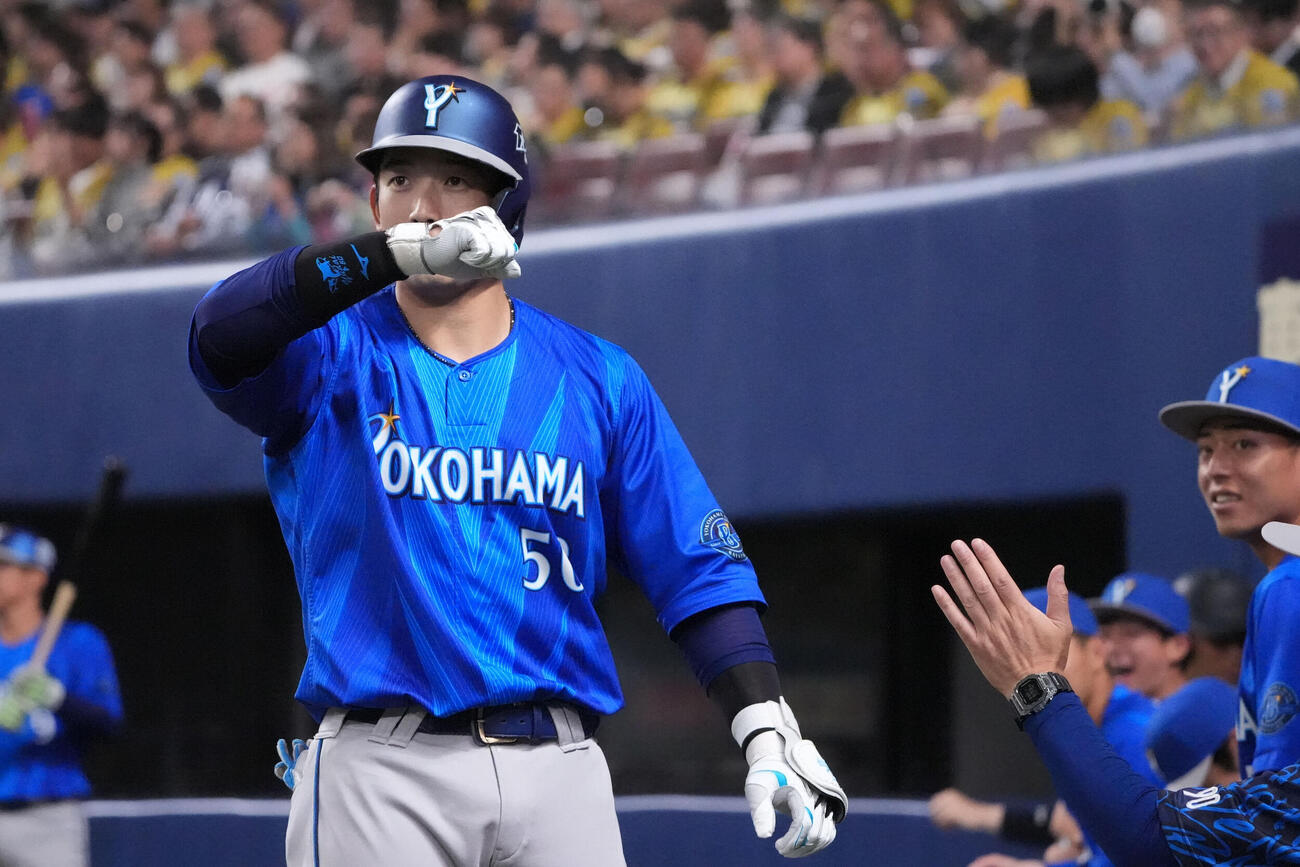 中日対DeNA 5回表DeNA無死、山本祐大（左）はソロ本塁打を放ちデスターシャを決める（撮影・森本幸一）