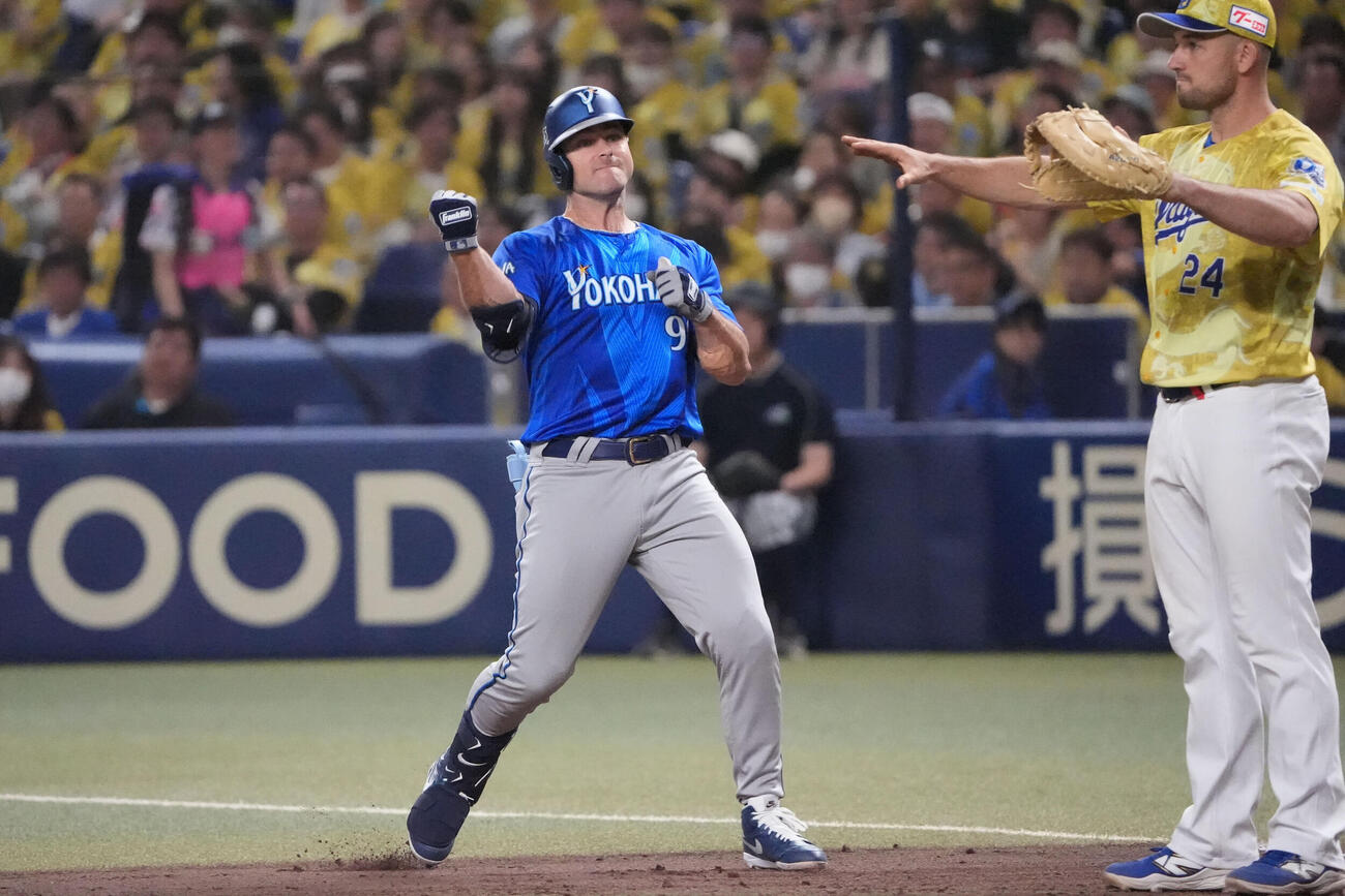 中日対DeNA 7回表DeNA1死二、三塁、クーパー・ヒュンメル（左）は2点適時打を放ちベンチへ向かってアピールする（撮影・森本幸一）