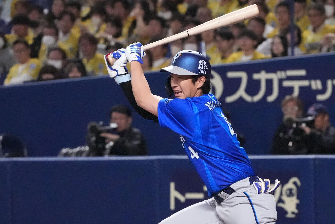 中日対DeNA 9回表DeNA2死三塁、適時打を放つ度会■（■は隆の生の上に一）輝（撮影・森本幸一）