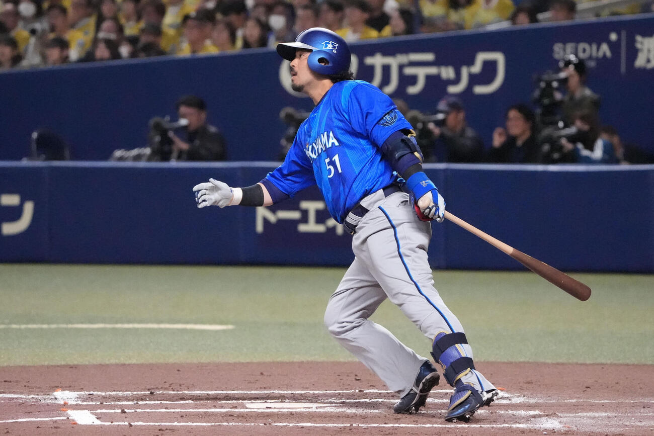 中日対DeNA 7回表DeNA1死、安打を放つ宮崎敏郎（撮影・森本幸一）