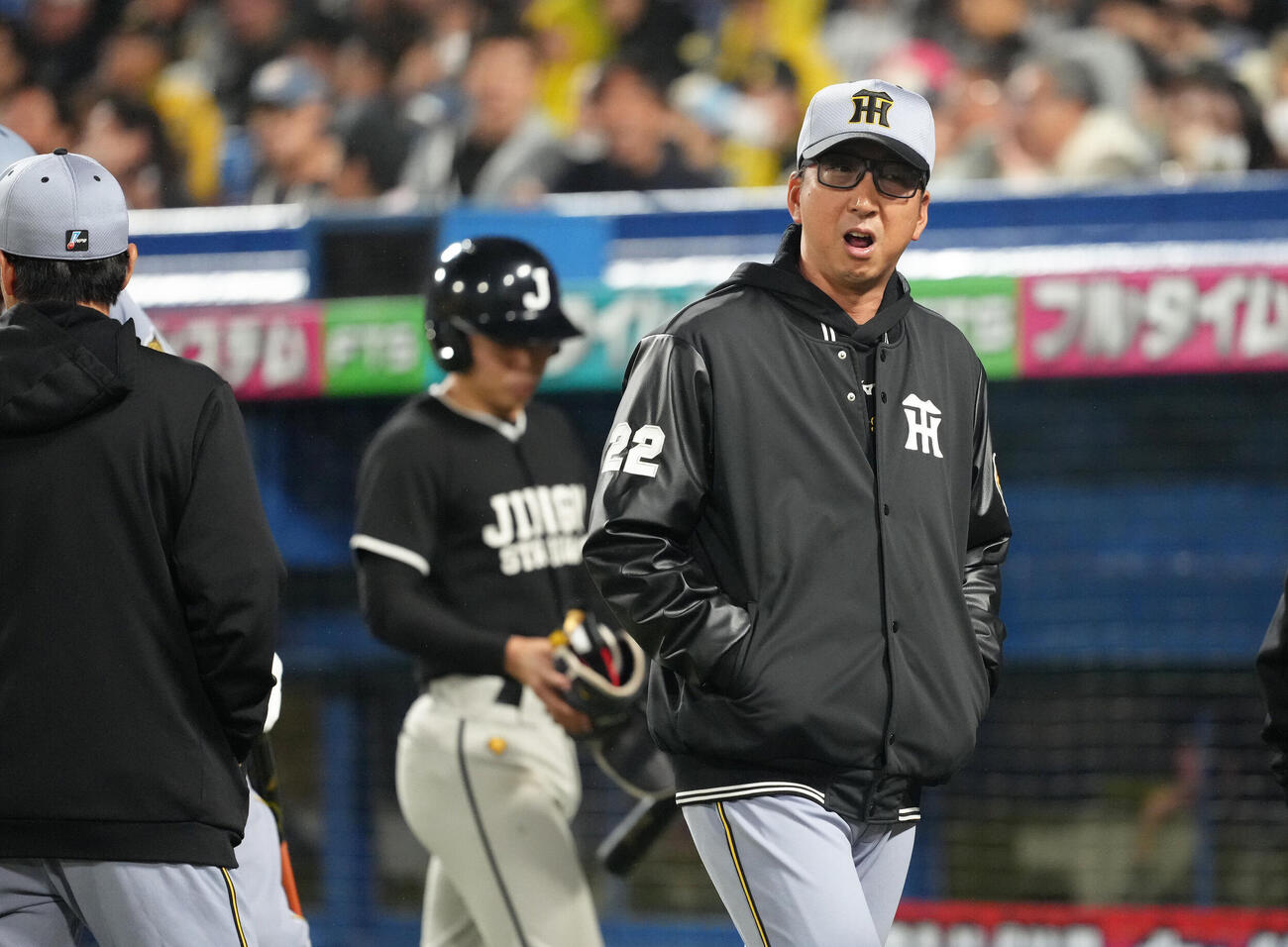 ヤクルト対阪神　8回表阪神1死、岡城快生が死球を受け、怒りの表情でベンチを出る藤川球児監督（撮影・足立雅史）