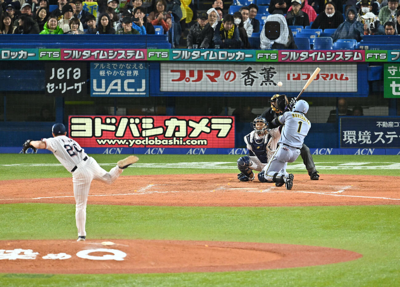 ヤクルト対阪神　8回表阪神1死一塁、頭部付近のボールをよける森下翔太。投手木沢尚文（撮影・滝沢徹郎）
