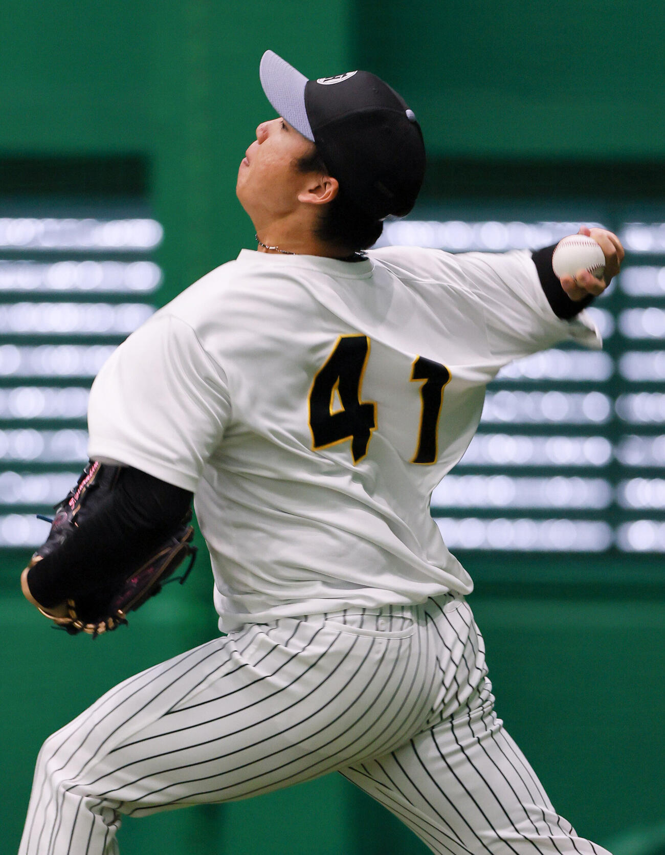 室内でキャッチボールする阪神村上頌樹（撮影・上山淳一）