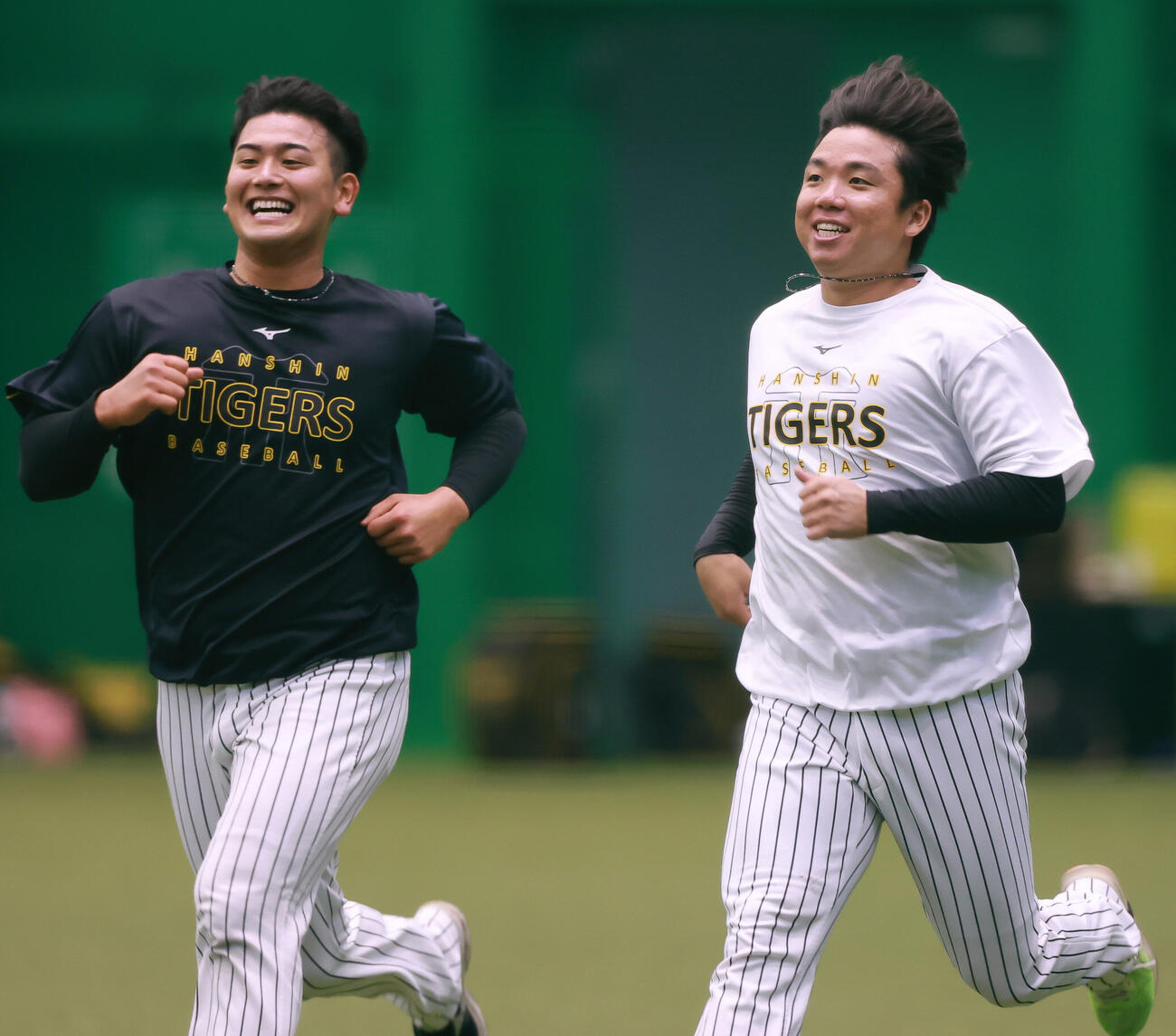 室内でダッシュする阪神村上頌樹（右）と岡留英貴（撮影・上山淳一）
