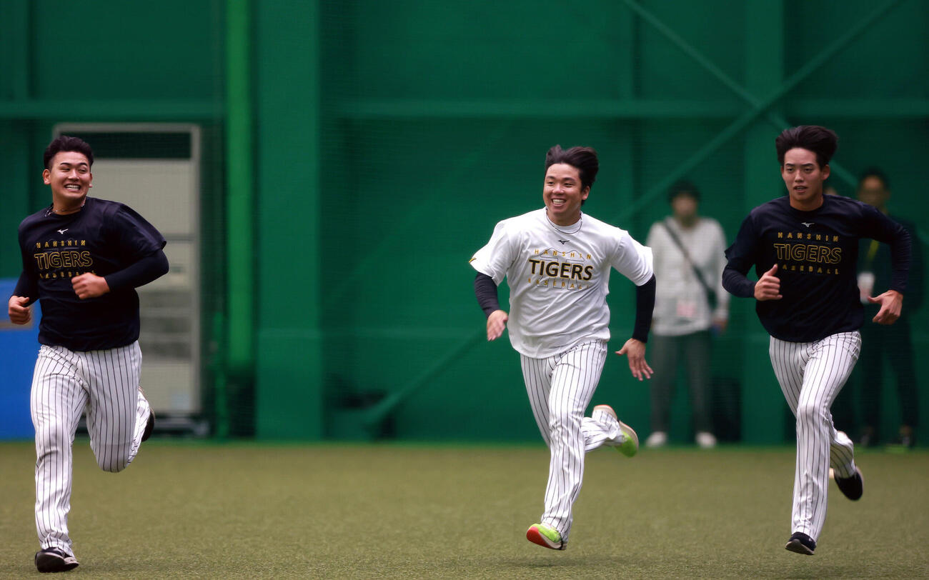 リラックスした表情でダッシュする阪神村上頌樹（中央）ら。左は岡留英貴、右は早瀬朔（撮影・上山淳一）