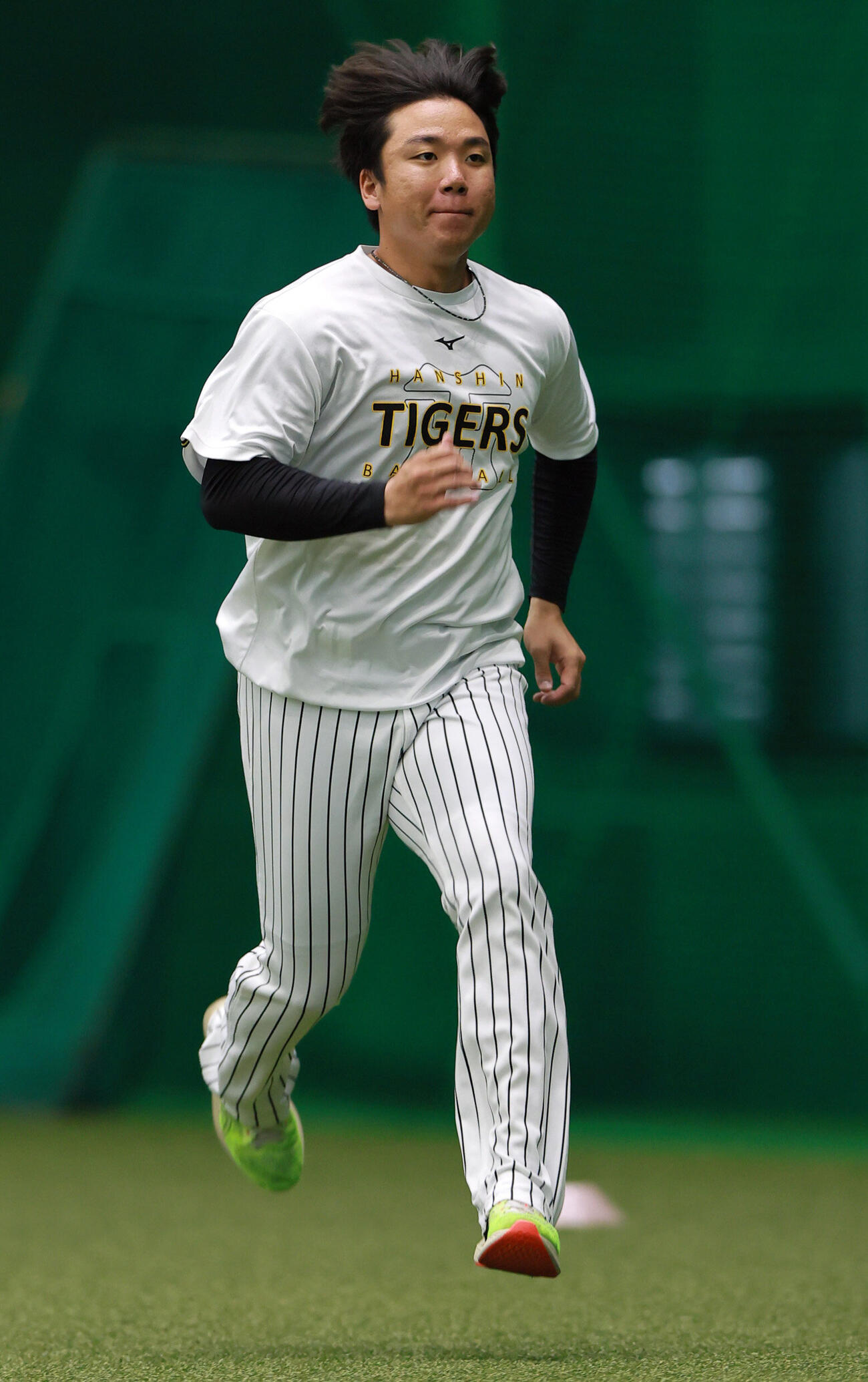 室内でトレーニングする阪神村上頌樹（撮影・上山淳一）