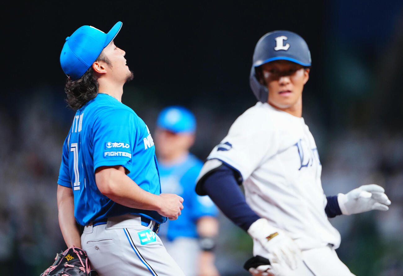 西武対日本ハム　2回裏西武2死、石井一成（右）を一ゴロもカバーに入った伊藤大海は捕球できず出塁を許す（撮影・垰建太）