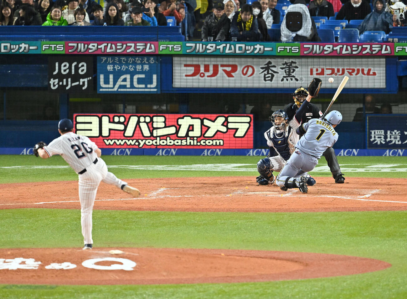 ヤクルト対阪神　8回表阪神1死一塁、頭部付近のボールをよける森下翔太。投手木沢尚文（撮影・滝沢徹郎）