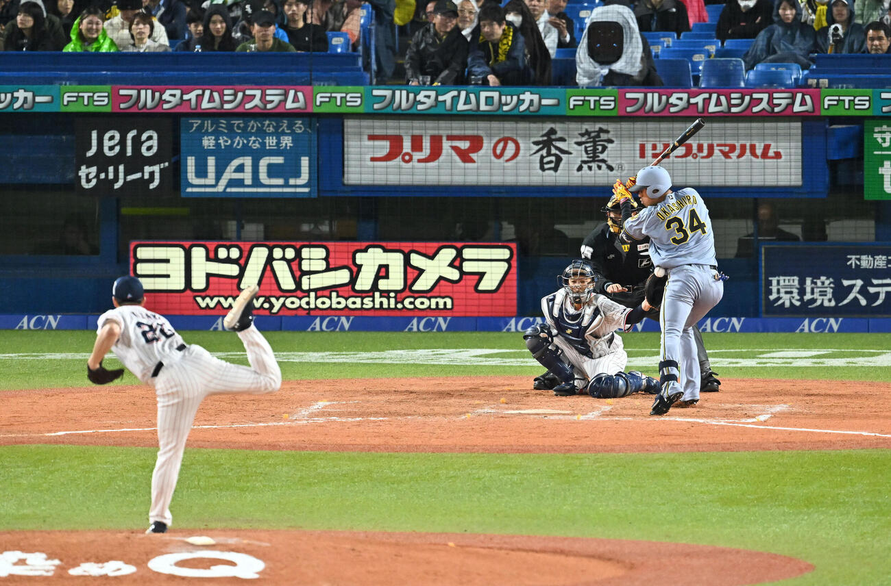 ヤクルト対阪神　8回表阪神1死一、岡城快生は死球を受ける。投手木沢尚文（撮影・滝沢徹郎）