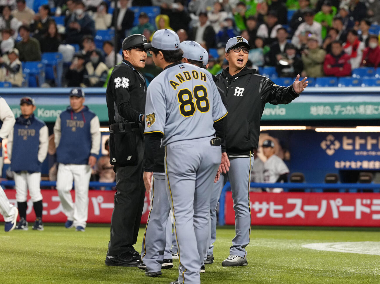 ヤクルト対阪神　8回表阪神1死一塁、森下翔太の四球にベンチを出る藤川球児監督（中央右）（撮影・足立雅史）