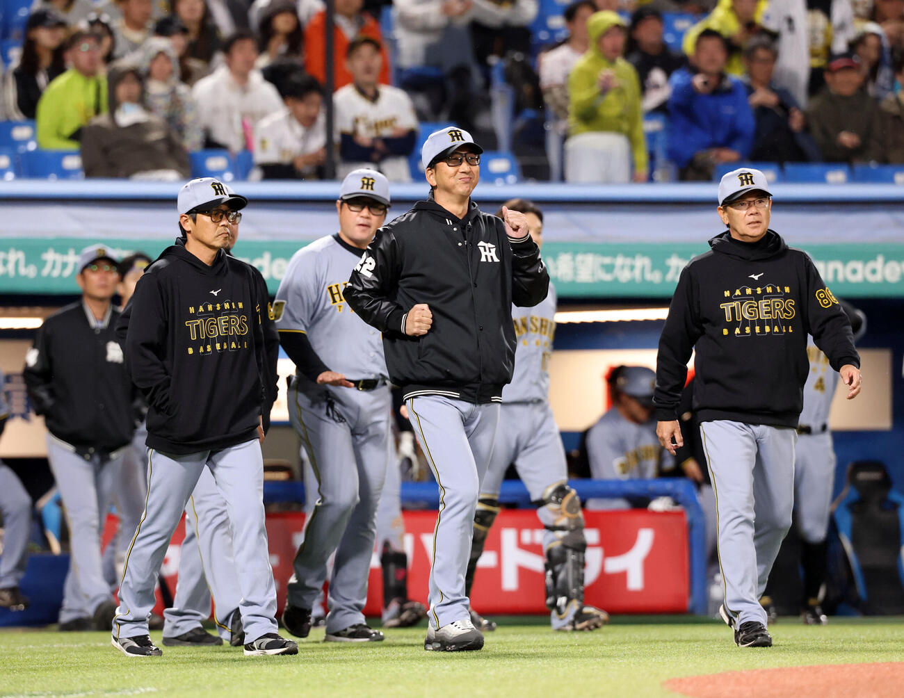 ヤクルト対阪神　8回表阪神1死一塁、森下翔太が高めの球をよけて四球で出塁すると、ベンチから飛び出した藤川球児監督（中央）は代走を告げる（撮影・浅見桂子）